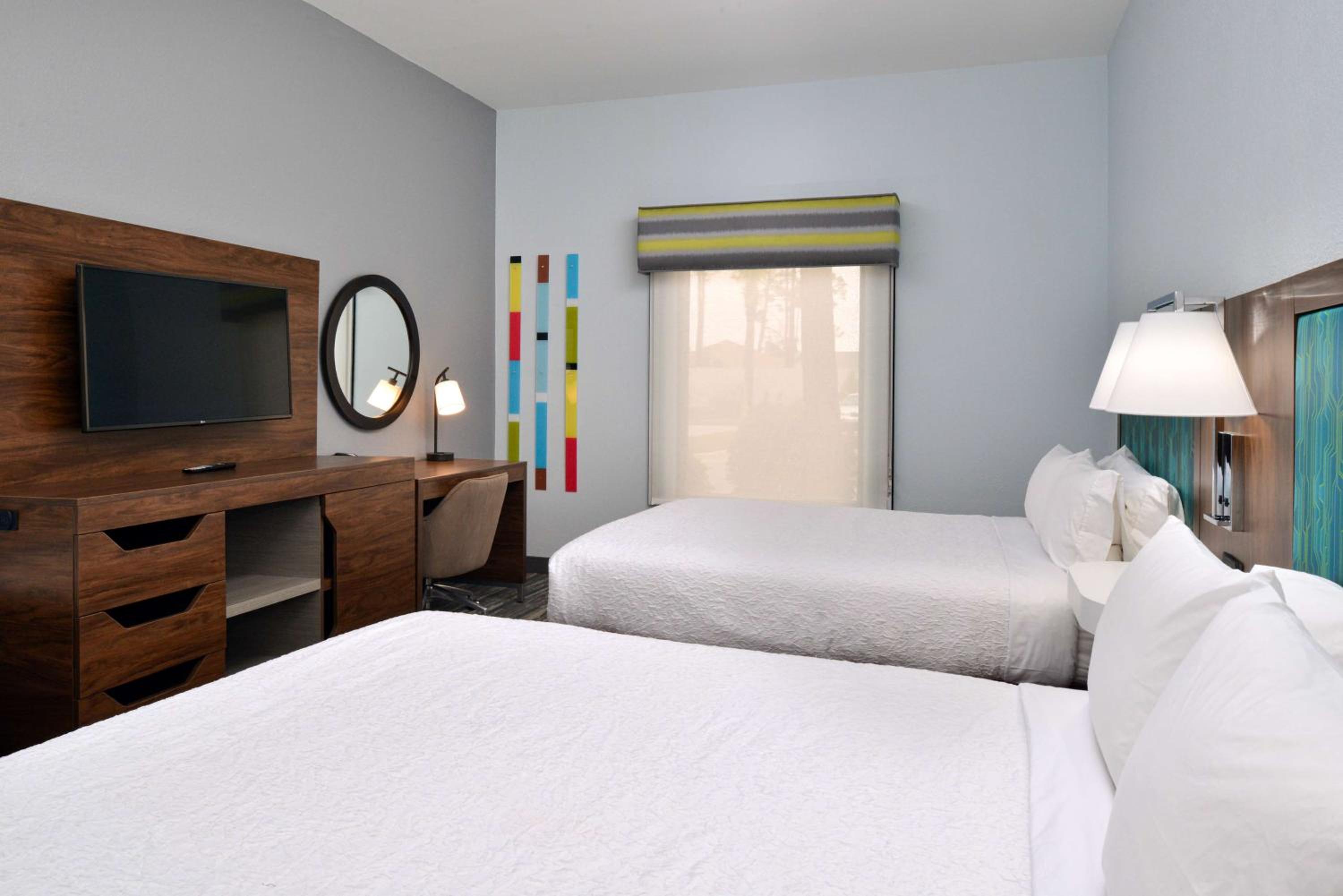 Room with Two Queen Beds - Non-Smoking - Photo 3