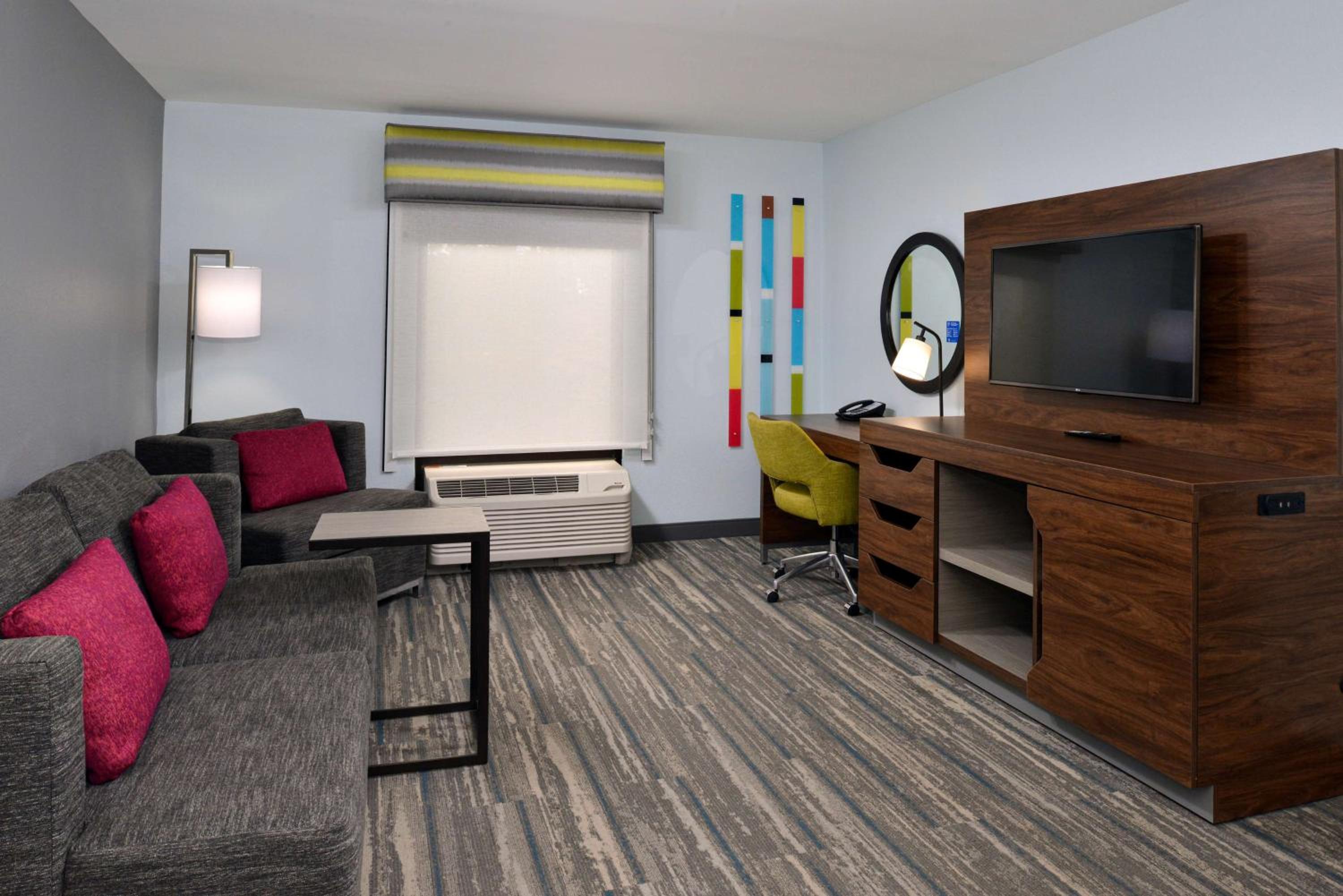 King Suite with Sofa Bed - Non-Smoking - Photo 4