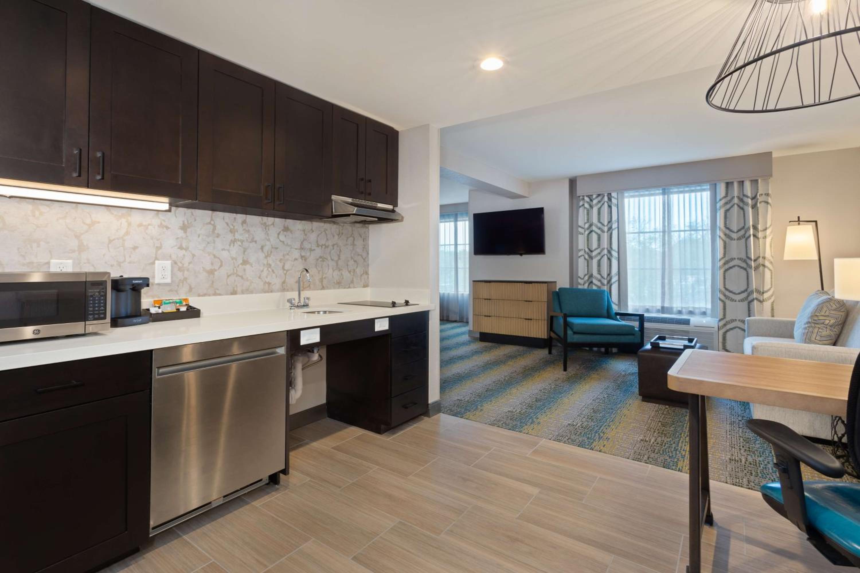 King Suite - Hearing Access/Non-Smoking - Photo 2