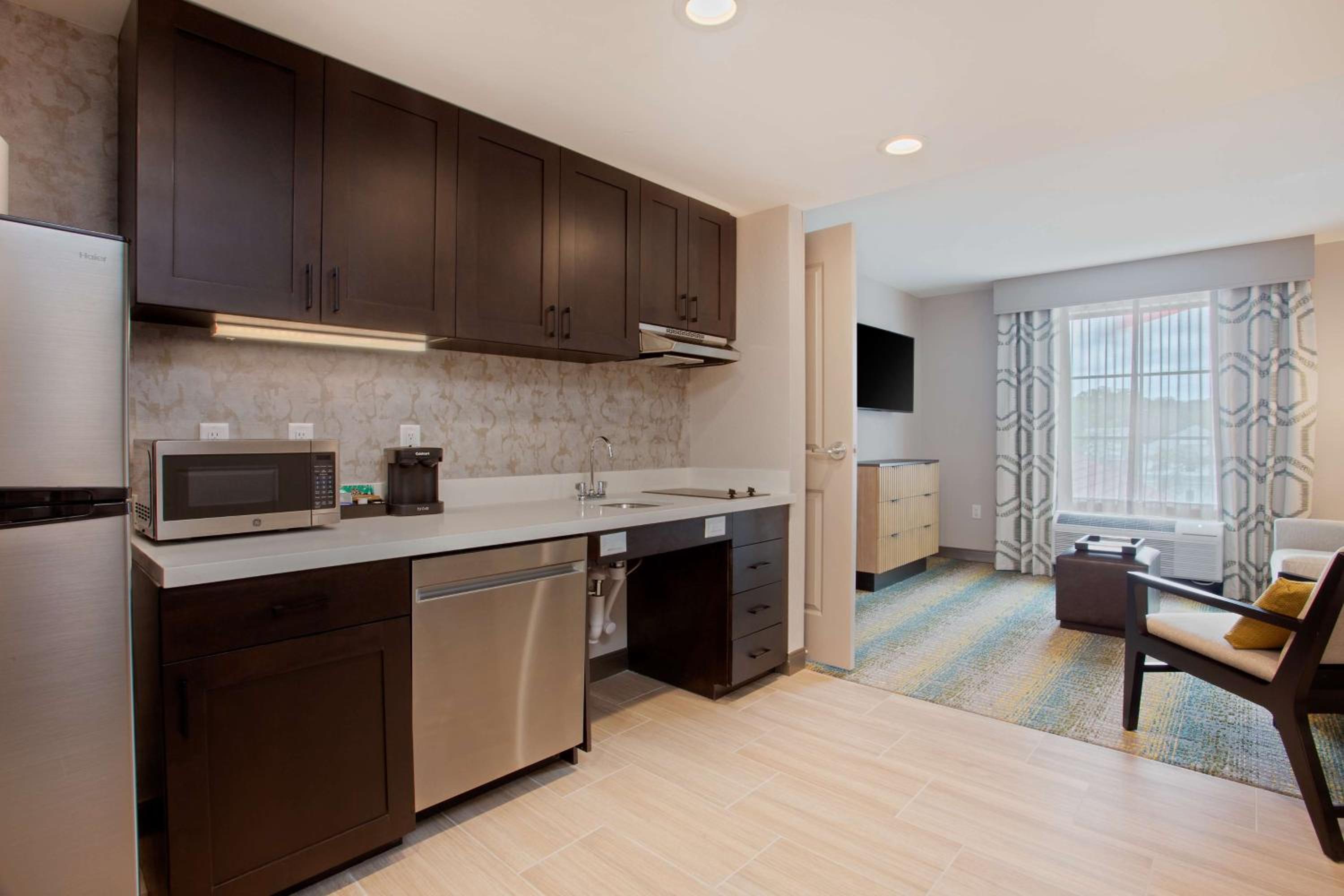 Queen Suite with Two Queen Beds - Hearing Access/Non-Smoking - Photo 3