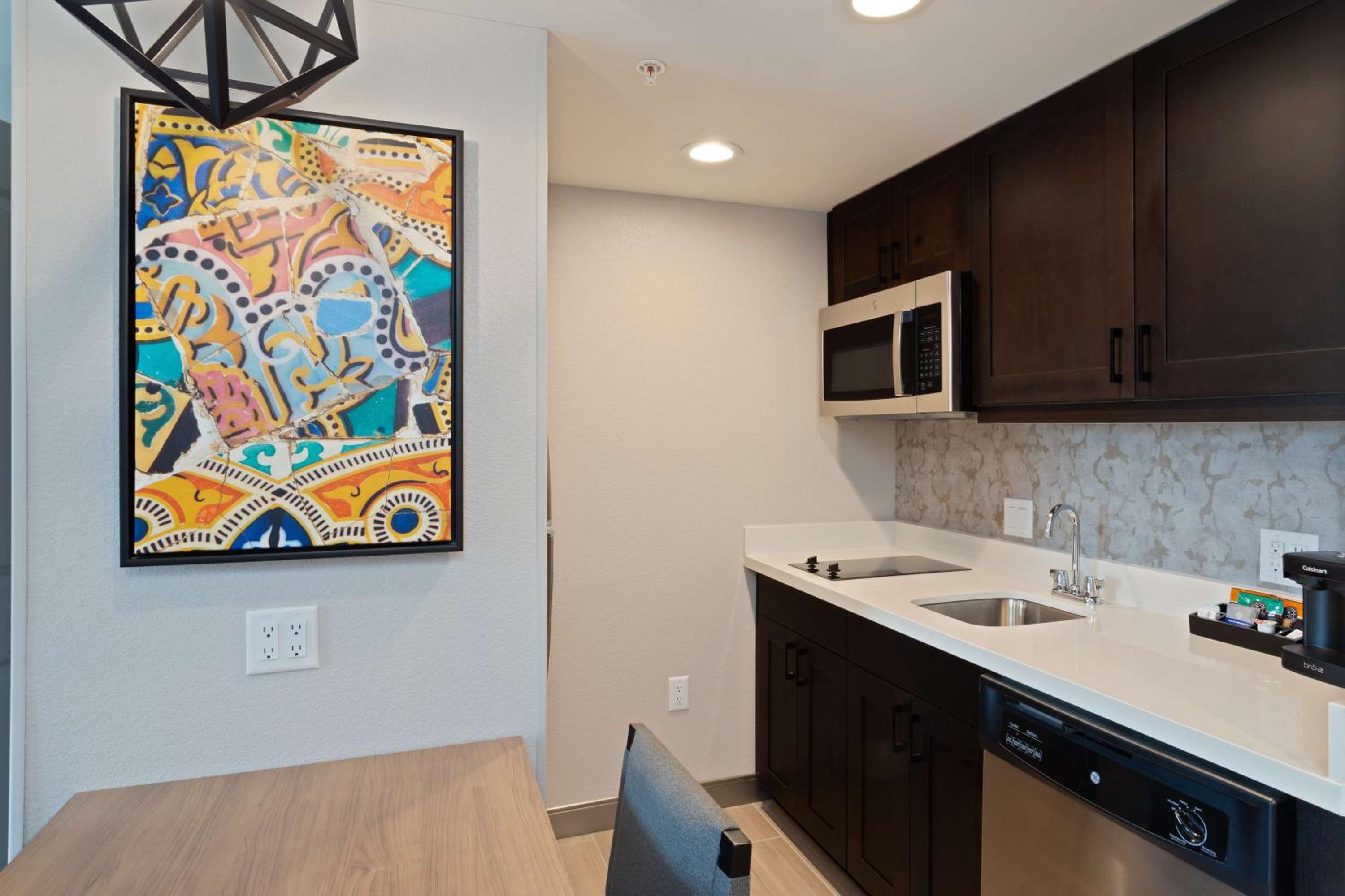 One-Bedroom King Suite - Photo 4