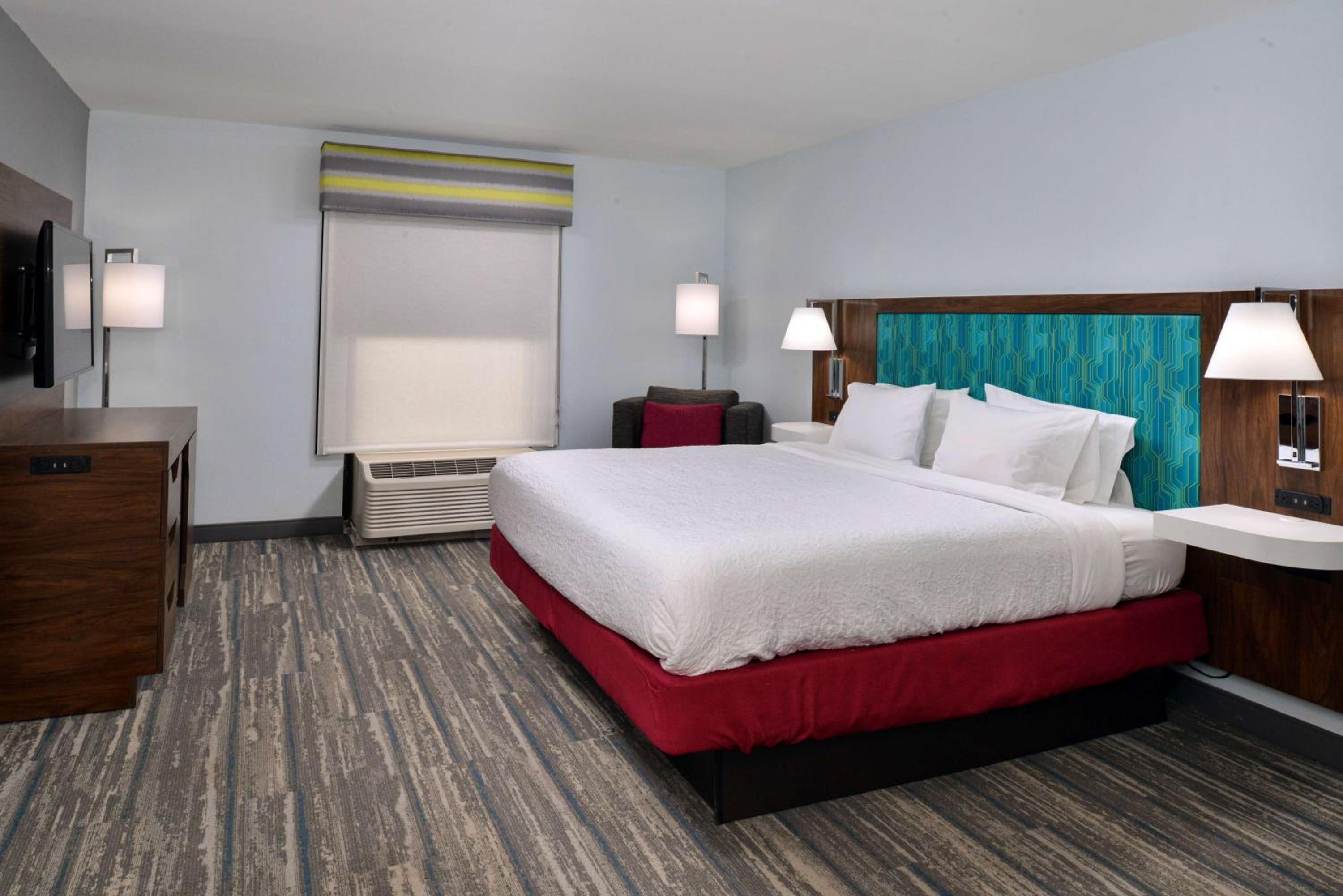 King Suite with Sofa Bed - Non-Smoking - Photo 3