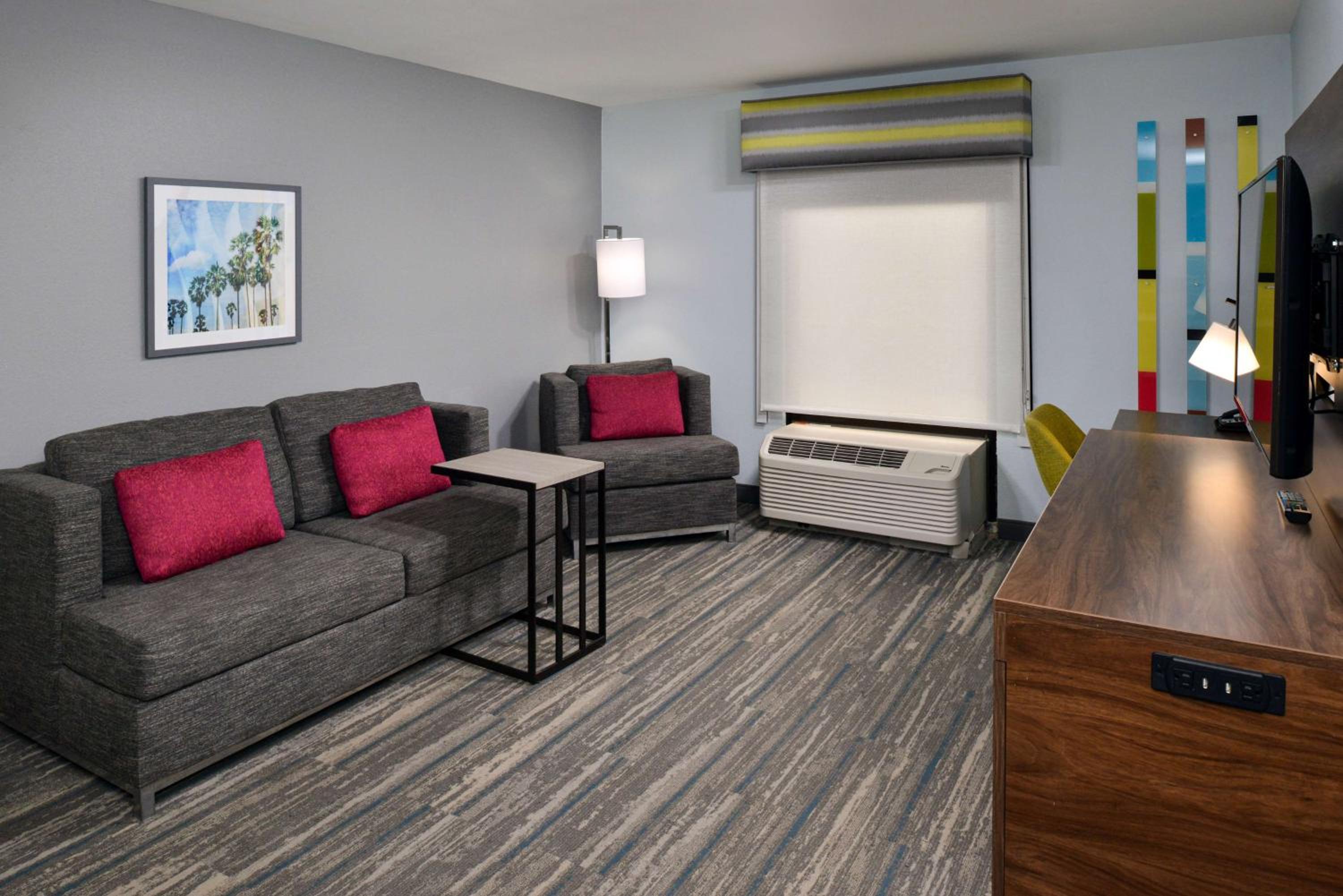 King Suite with Sofa Bed - Non-Smoking - Photo 7