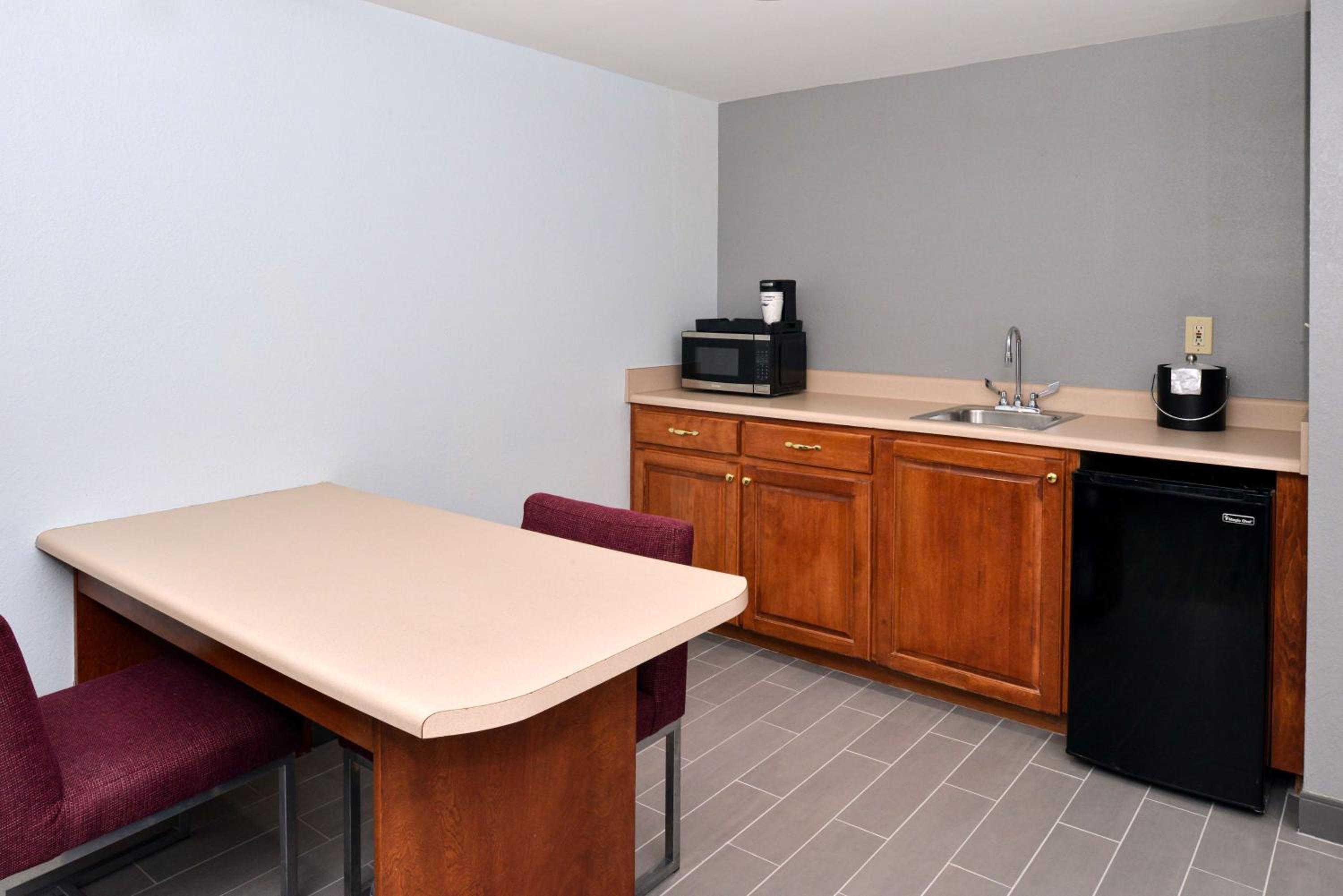King Suite with Sofa Bed - Non-Smoking - Photo 9