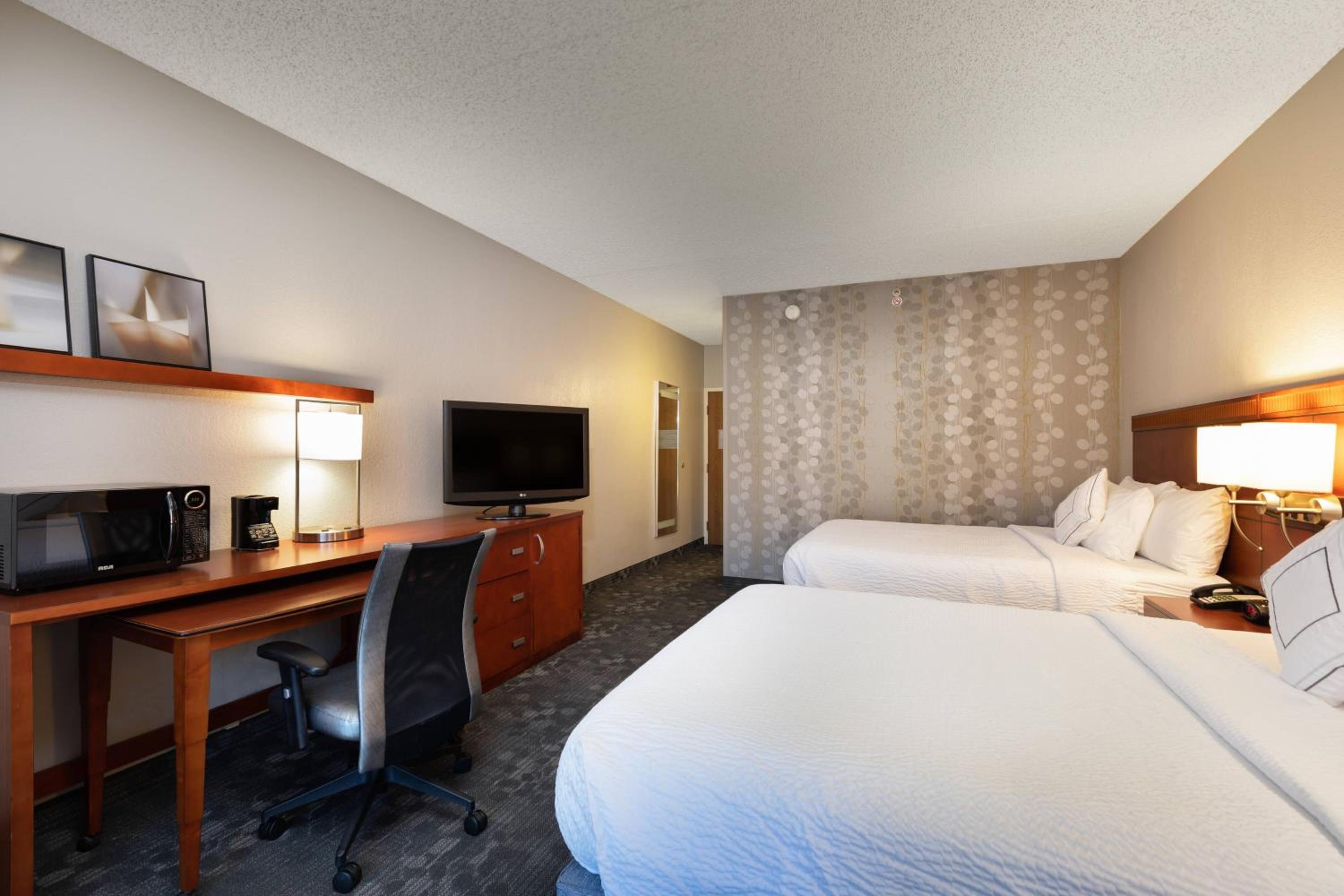 Queen Room with Two Queen Beds - Photo 6