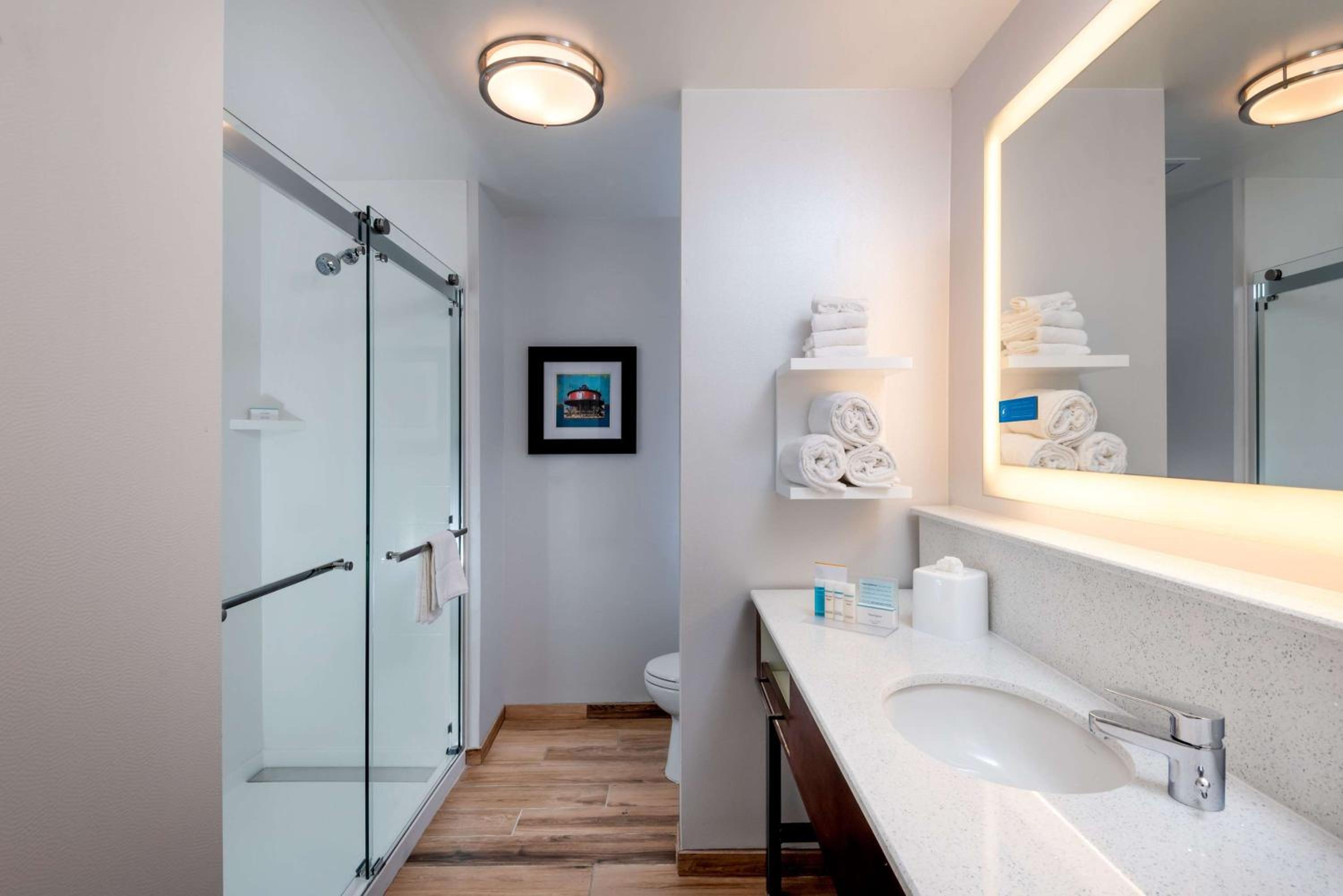 Queen Room with Two Queen Beds and Roll-In Shower - Mobility and Hearing Access/Non-Smoking photo 2