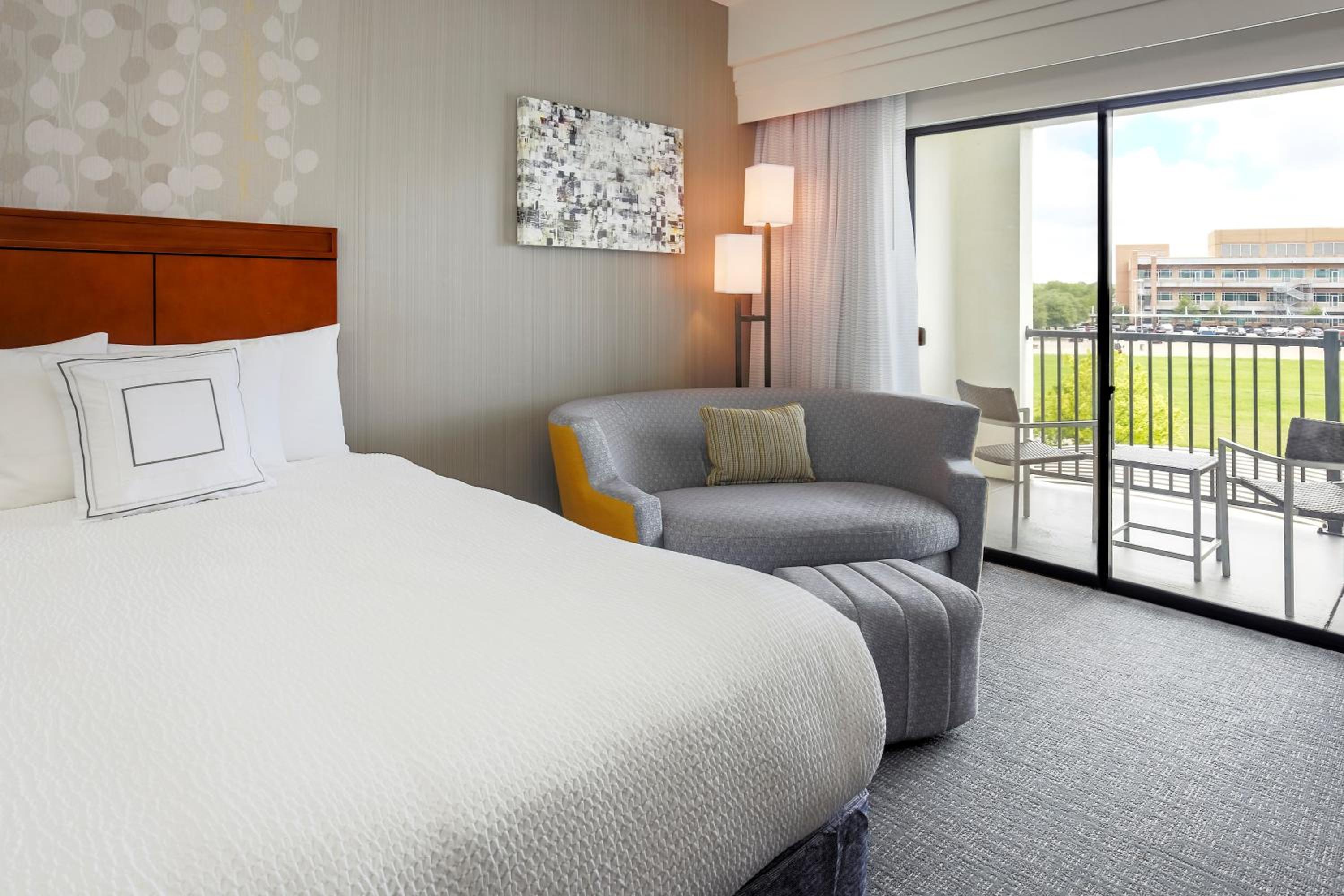 Guest room, 1 King, Balcony - Photo 1