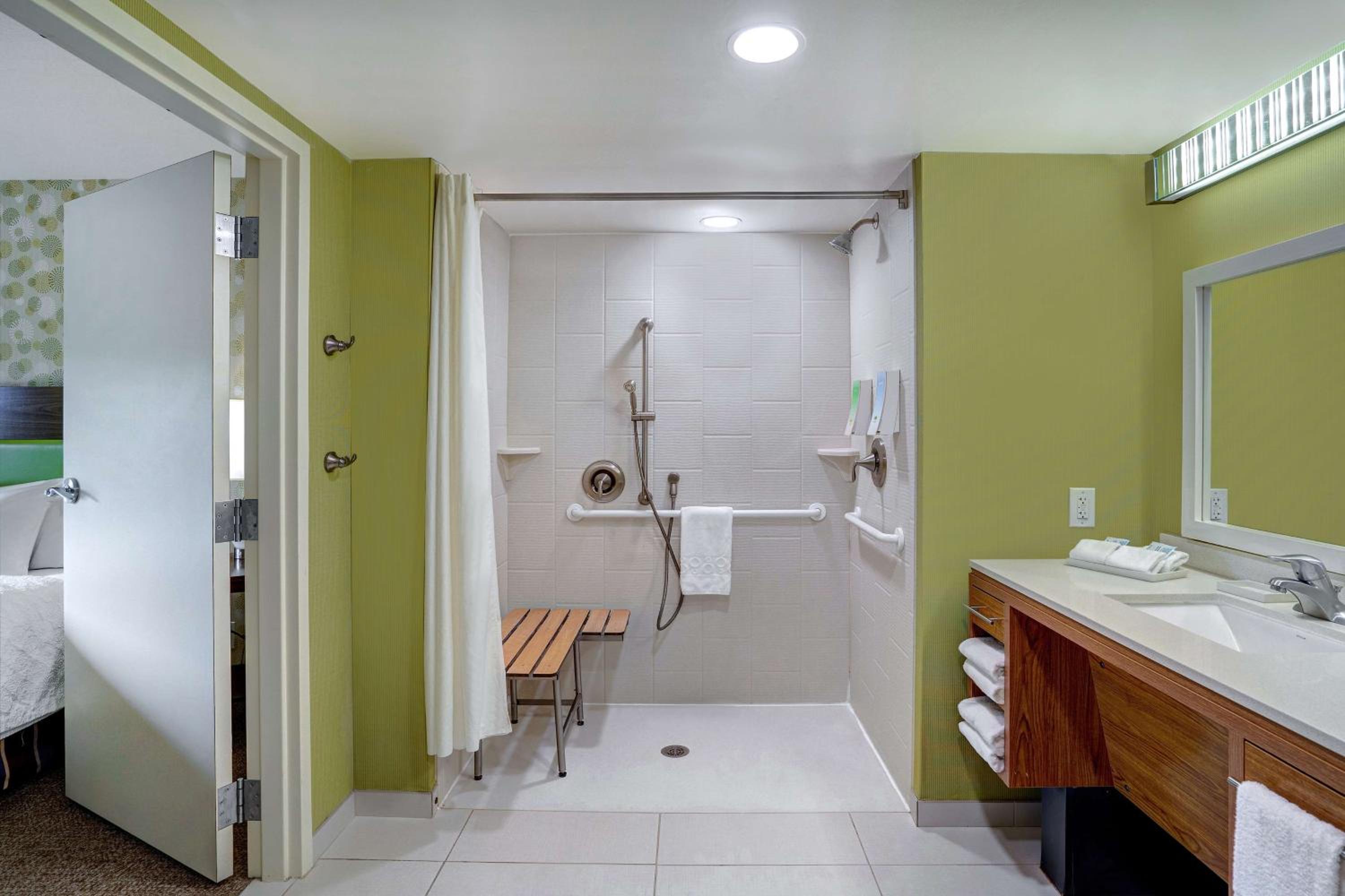 Queen Suite with Roll-In Shower - Mobility and Hearing Access/Non-Smoking - Photo 5