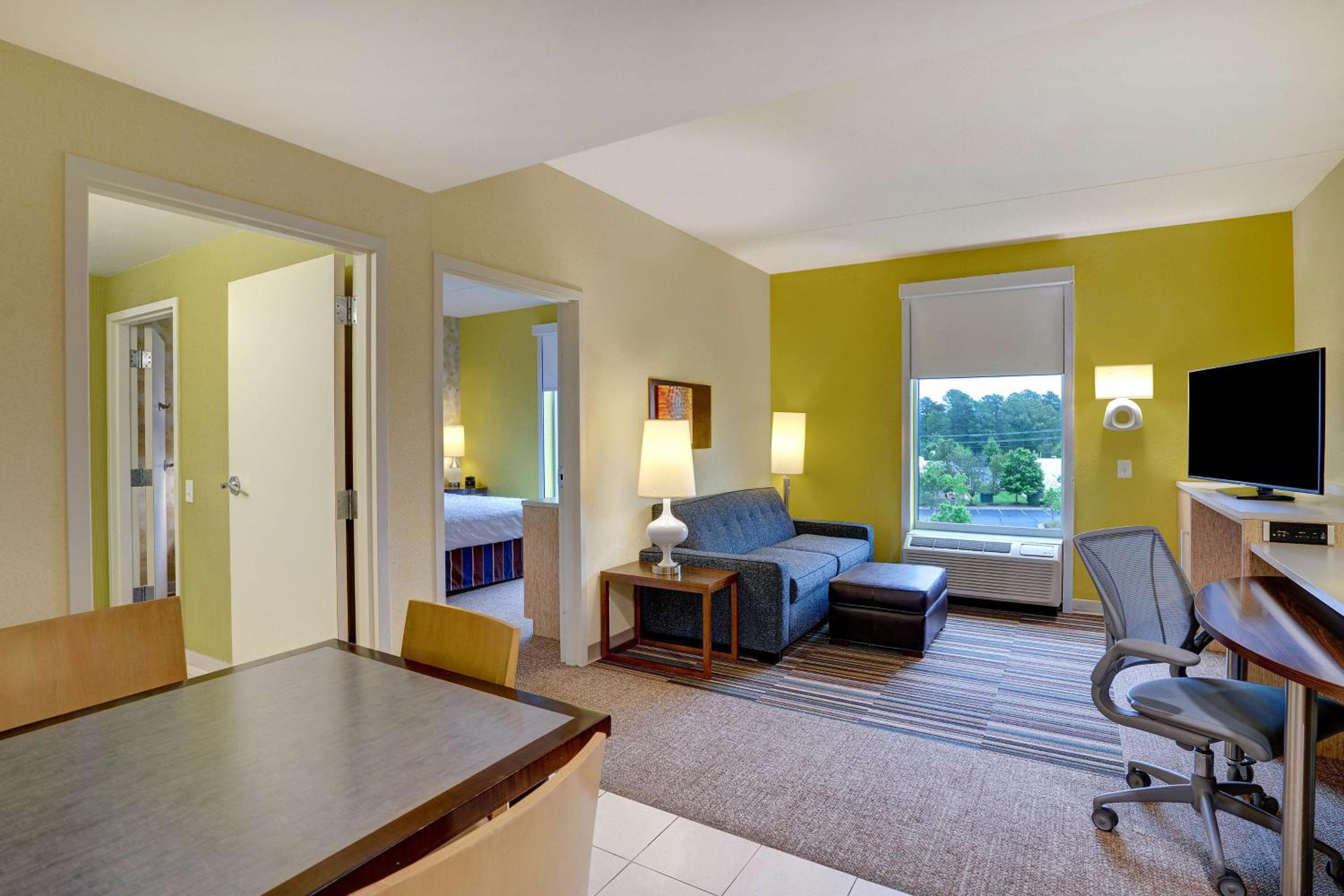 One-Bedroom Queen Suite - Non-Smoking - Photo 1