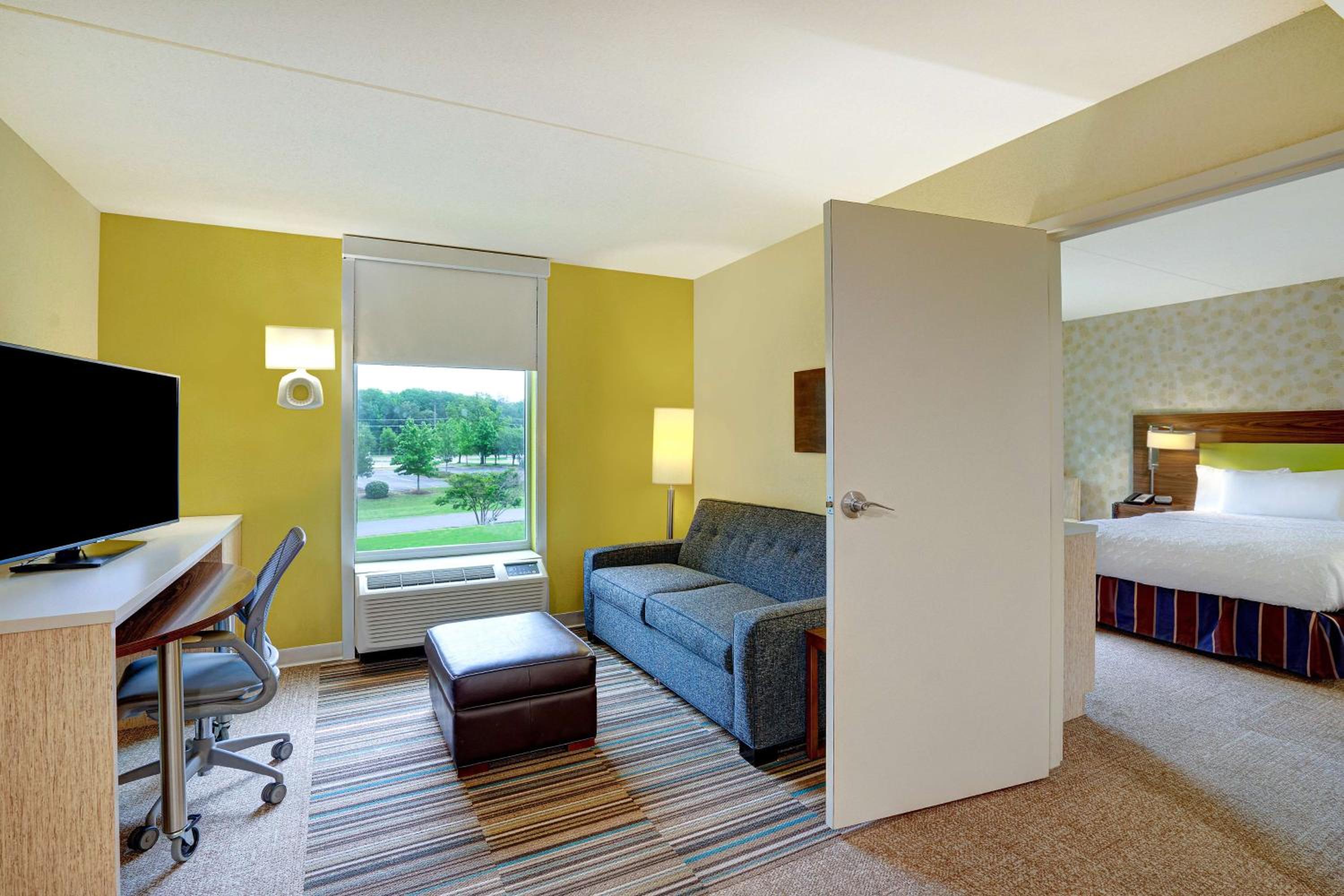 Queen Suite with Roll-In Shower - Mobility and Hearing Access/Non-Smoking - Photo 2