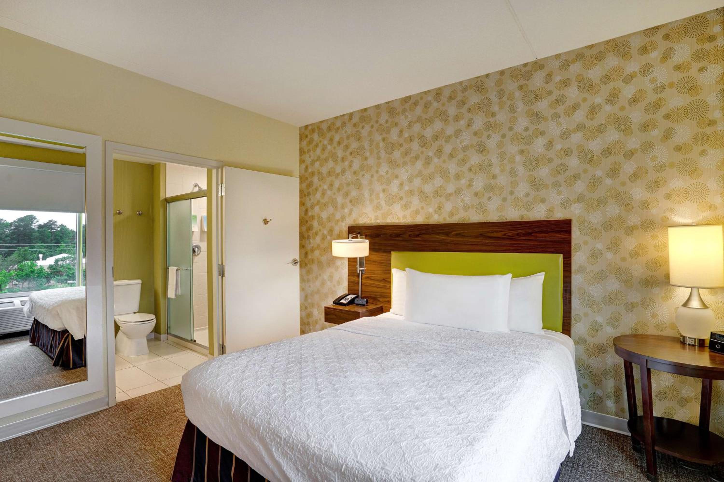 One-Bedroom Queen Suite - Non-Smoking - Photo 3