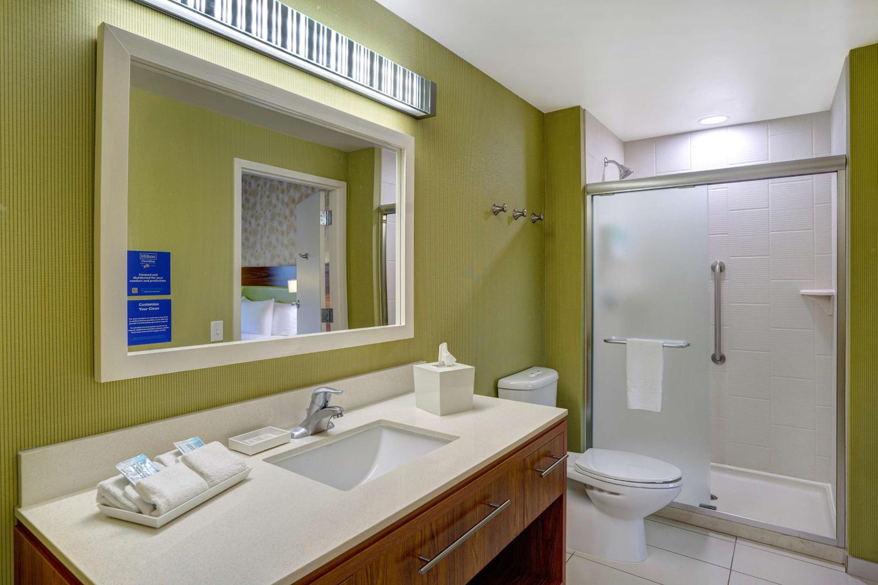 One-Bedroom Queen Suite - Non-Smoking - Photo 4