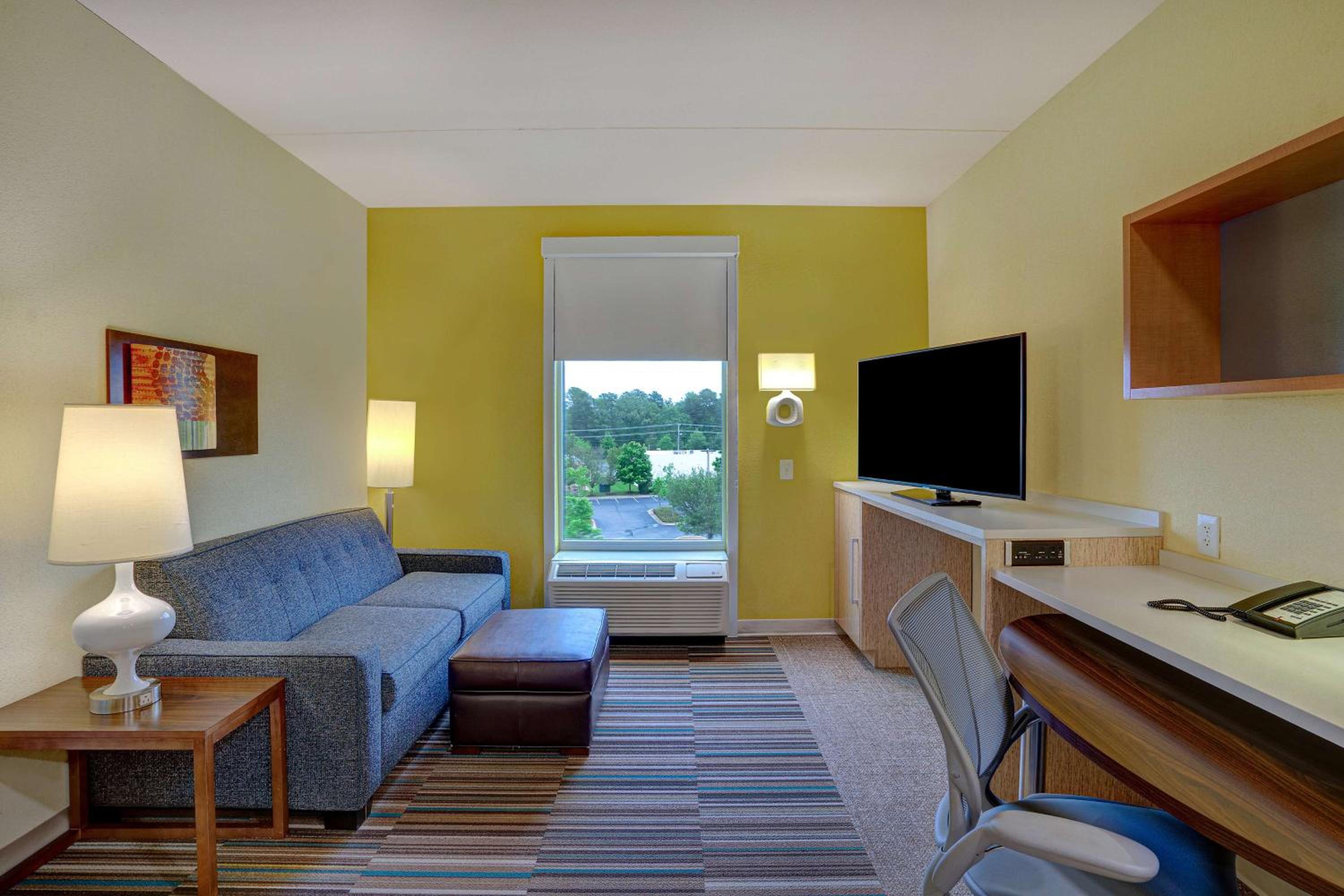 One-Bedroom Queen Suite - Non-Smoking - Photo 2