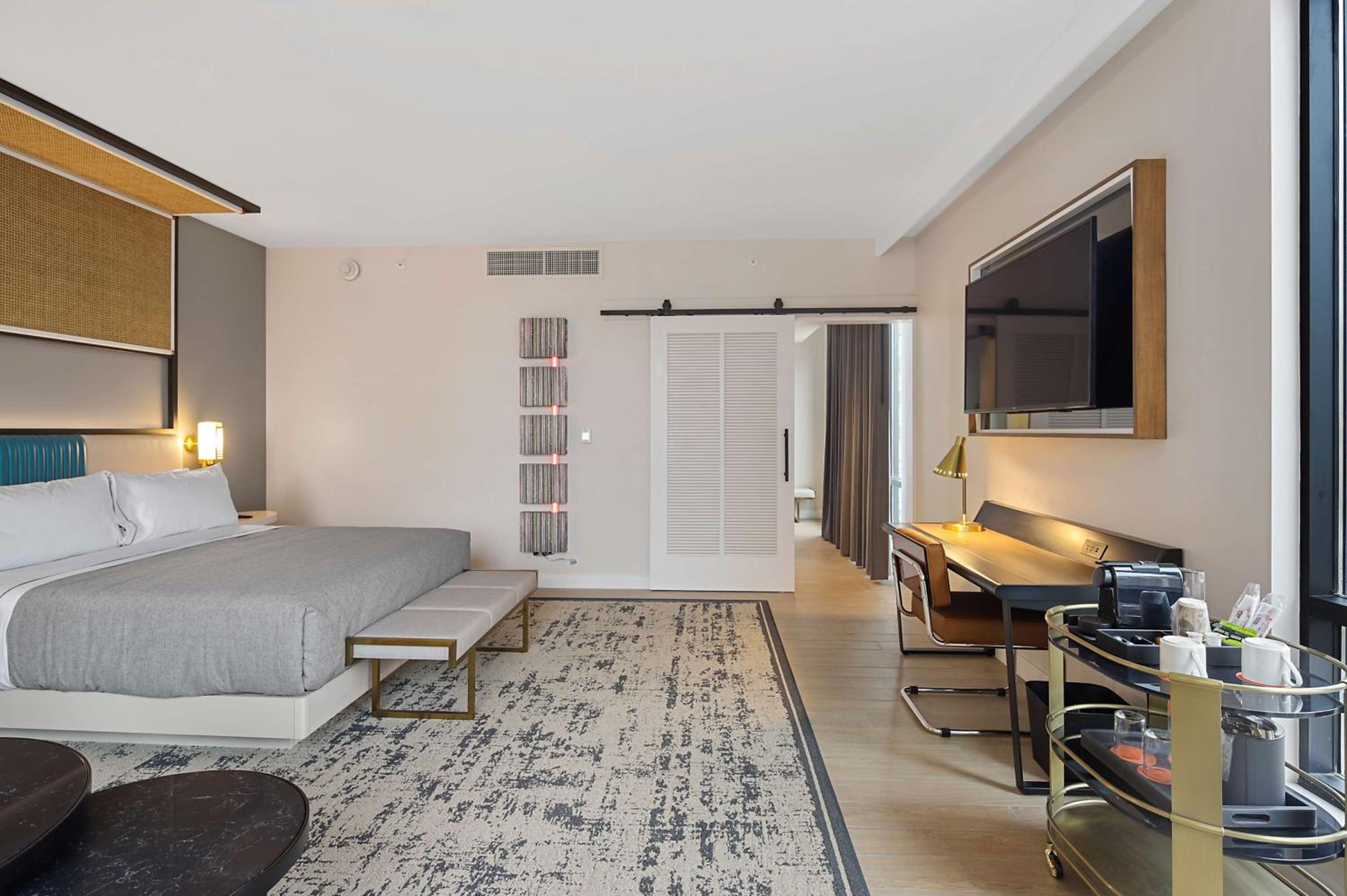 King Corner Room with Sofa Bed - Photo 8