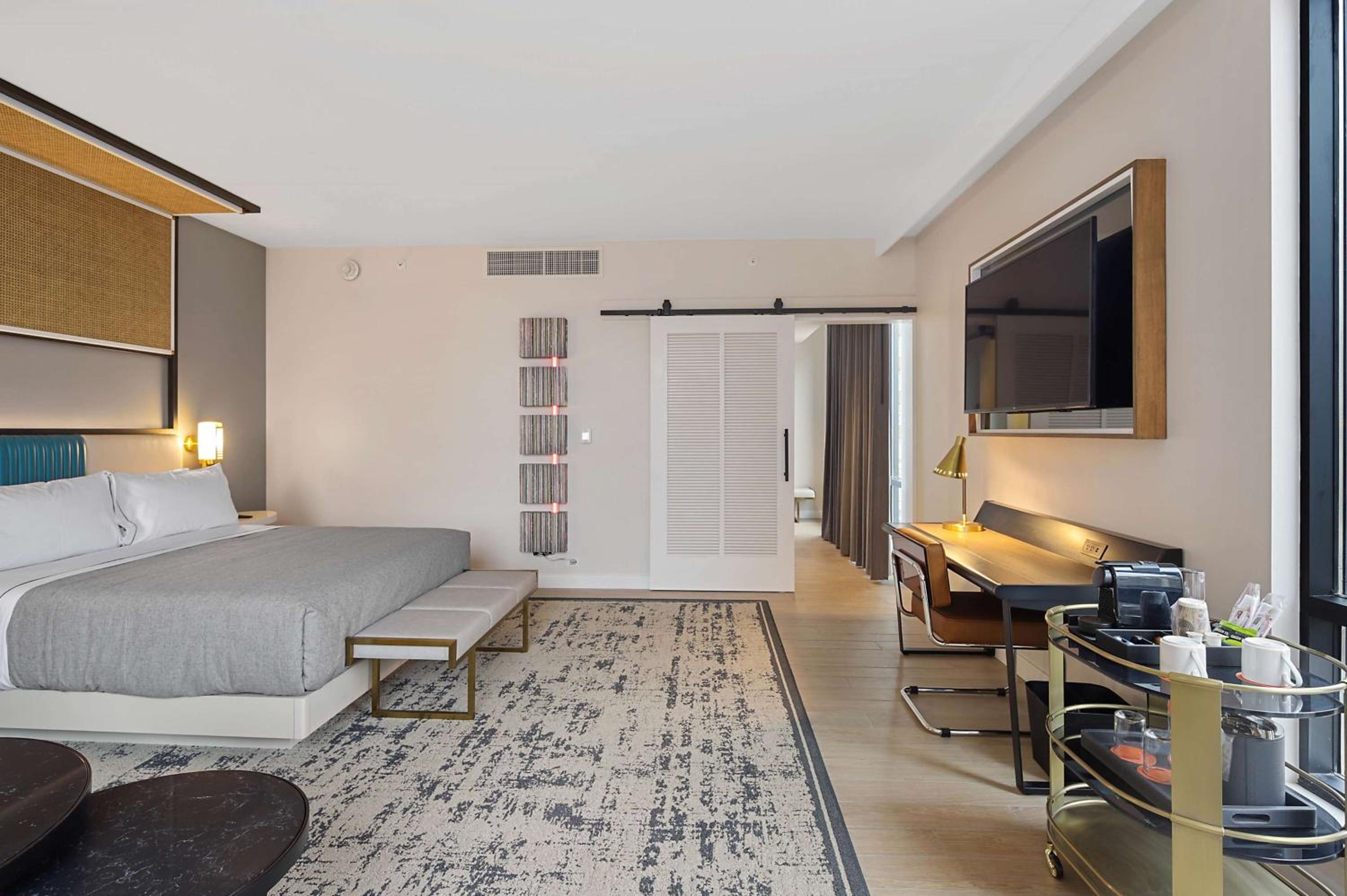 Corner King Room - Photo 3