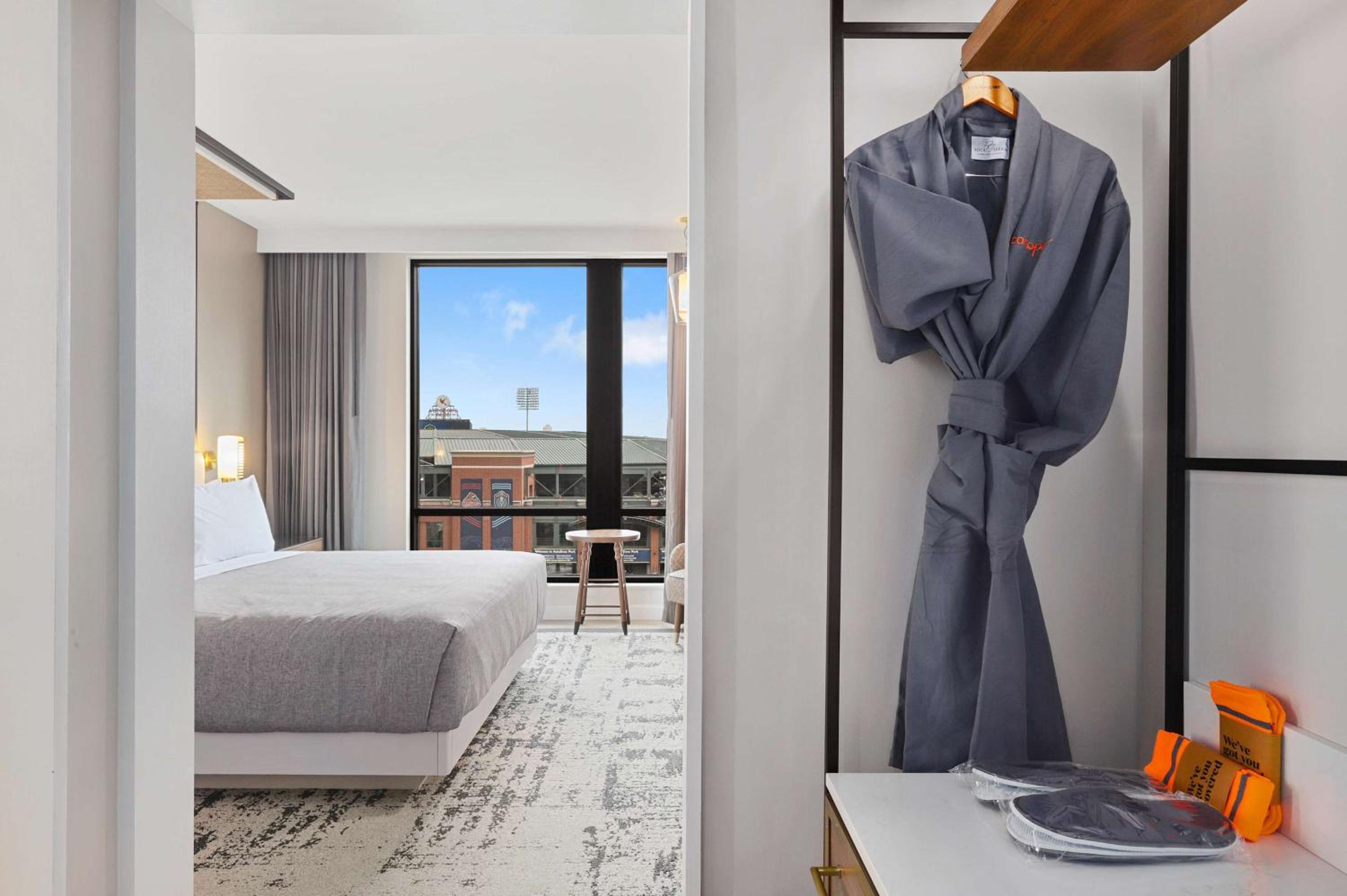 Premium King Room - Photo 4