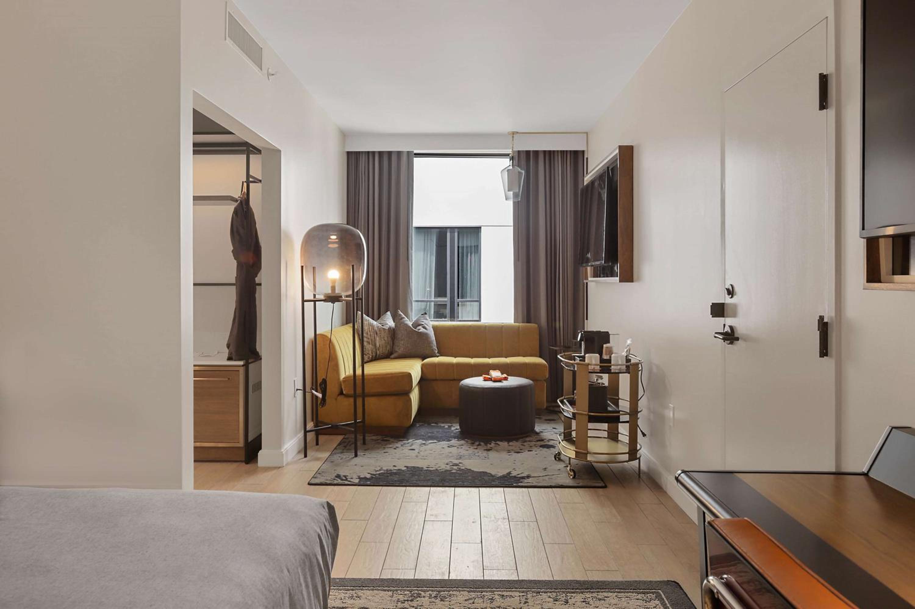 Deluxe King Room - Photo 2