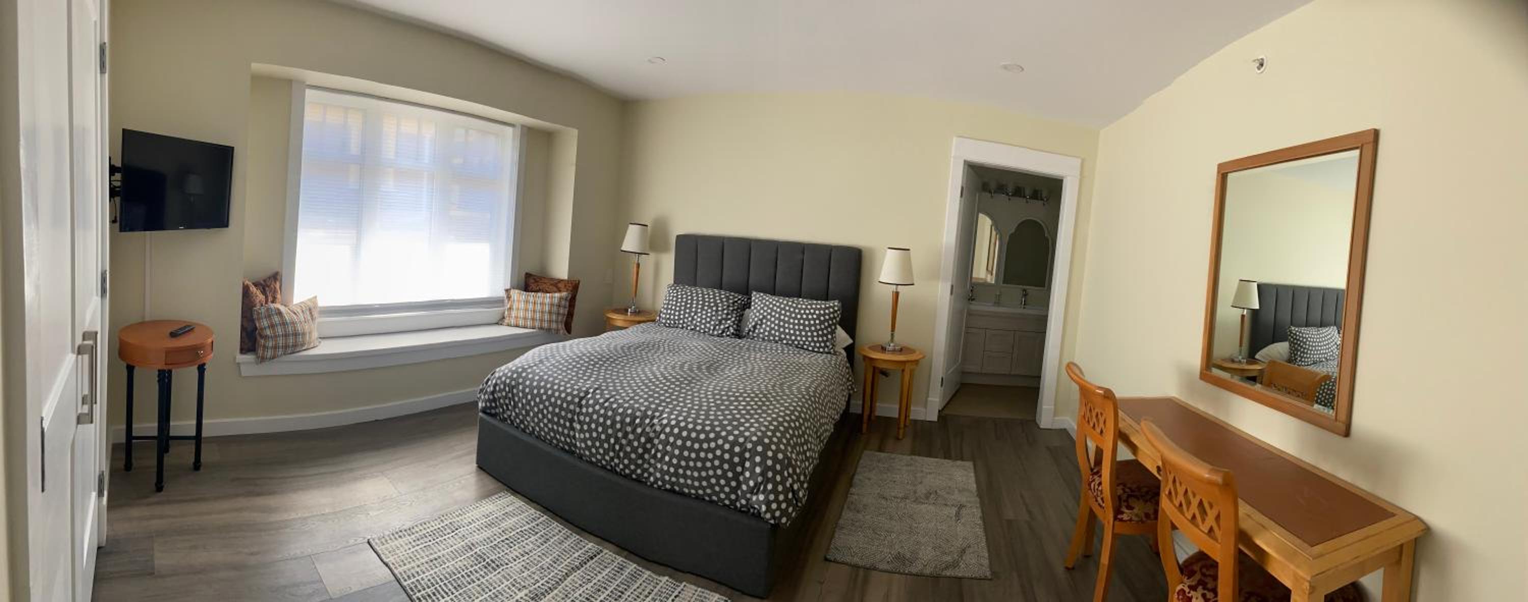 Superior Queen Room thumbnail 6