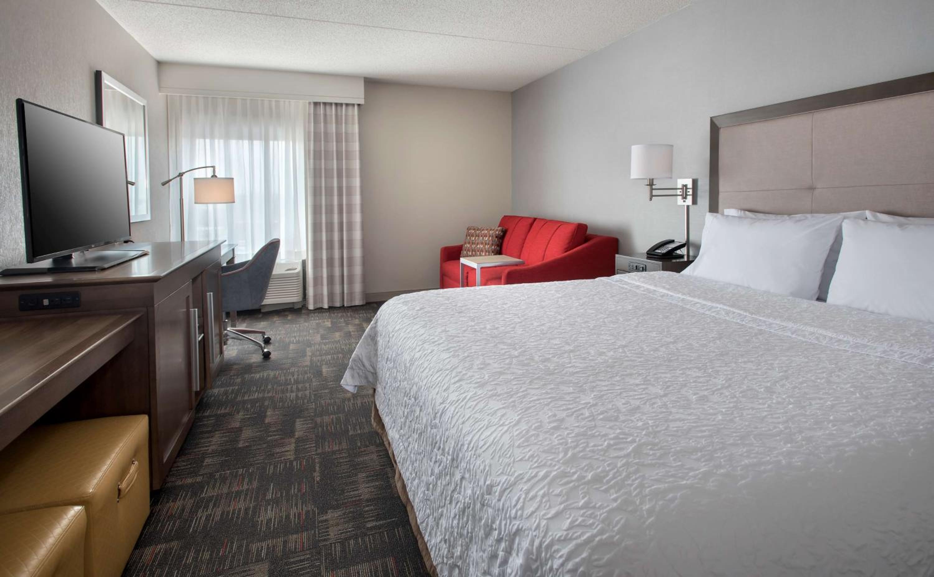 King Room with Accessible Tub - Mobility and Hearing Access/Non-Smoking