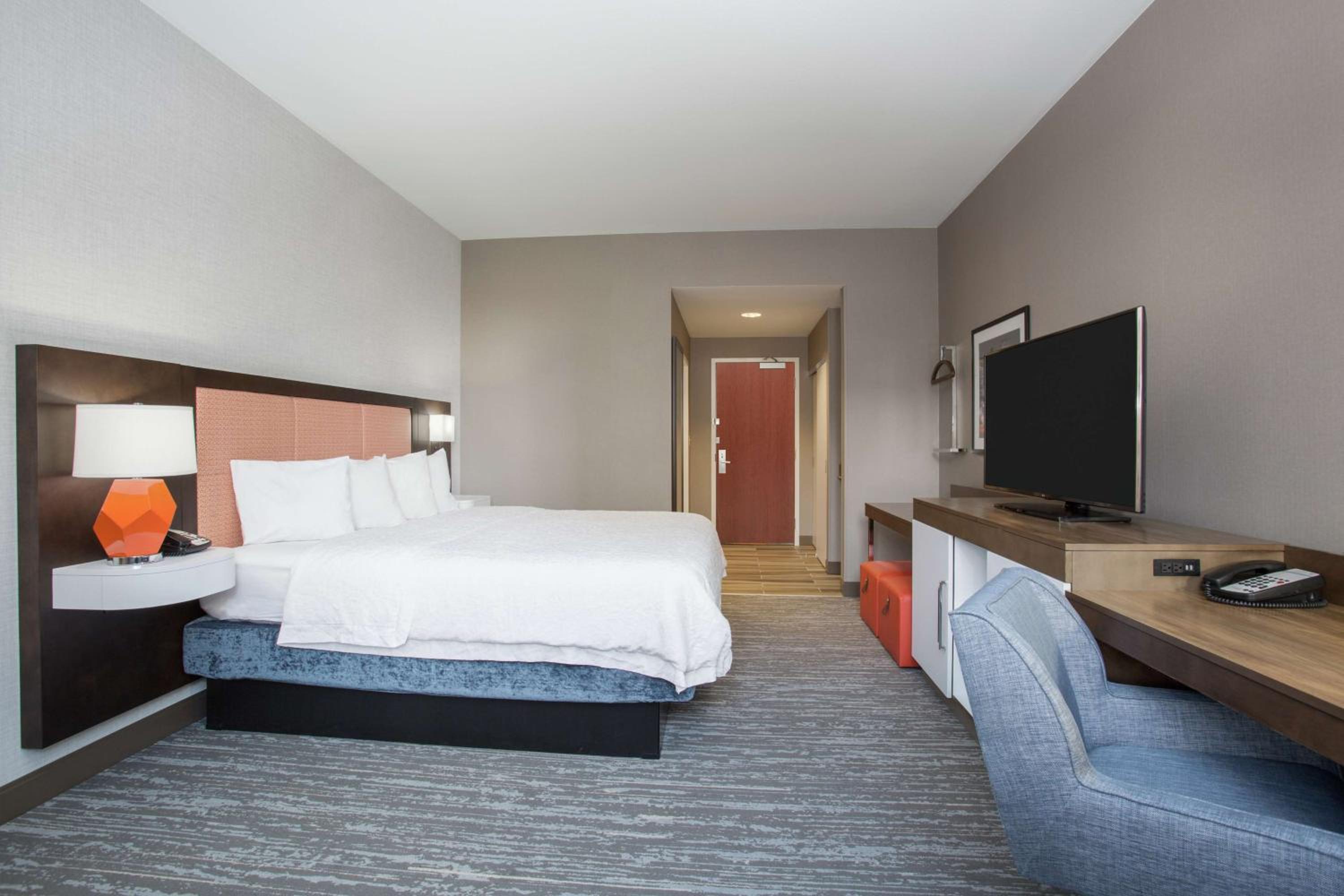 Two Queen Accessible Room with Roll in Shower (Mobility and Hearing)