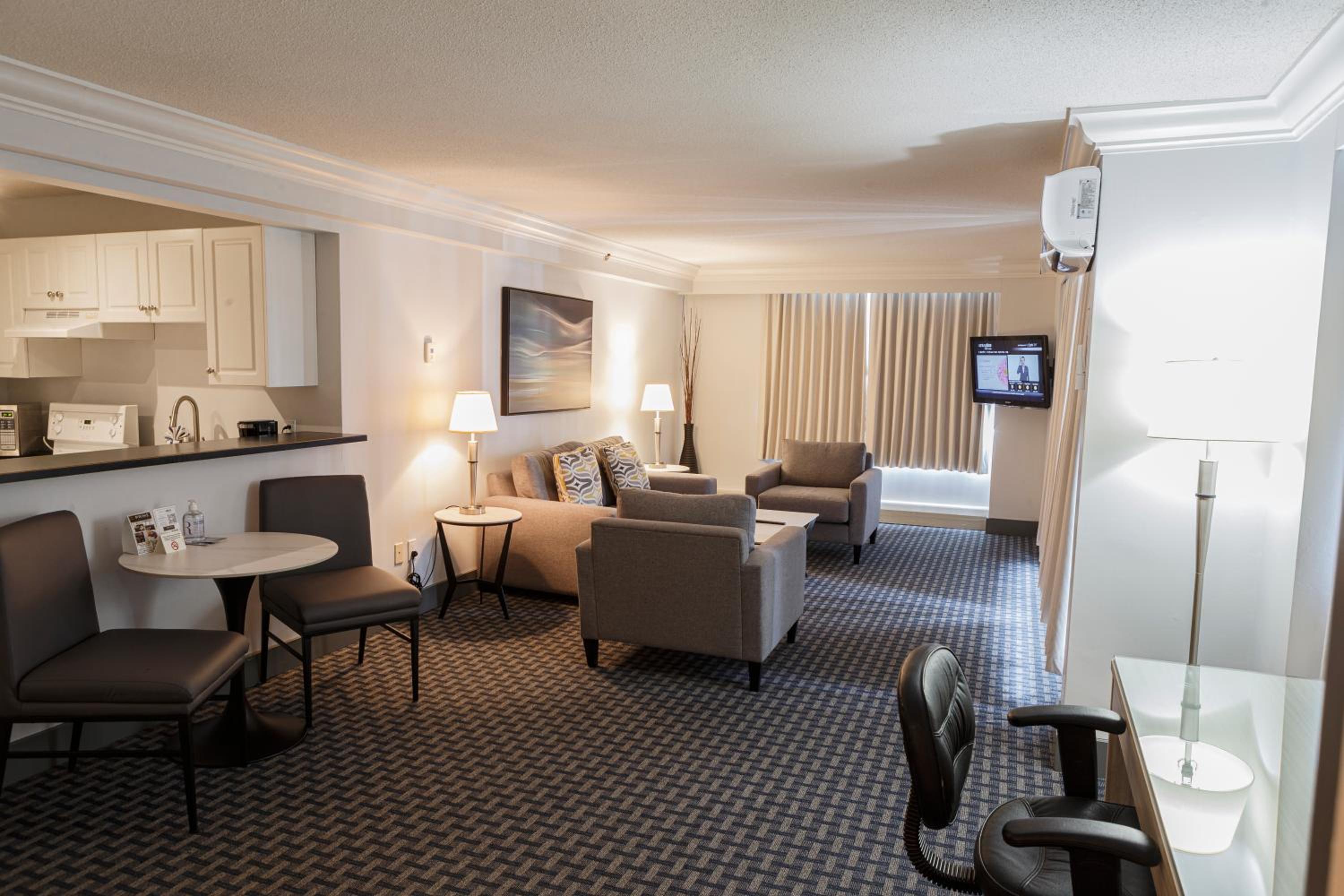 Executive Suite - Photo 18