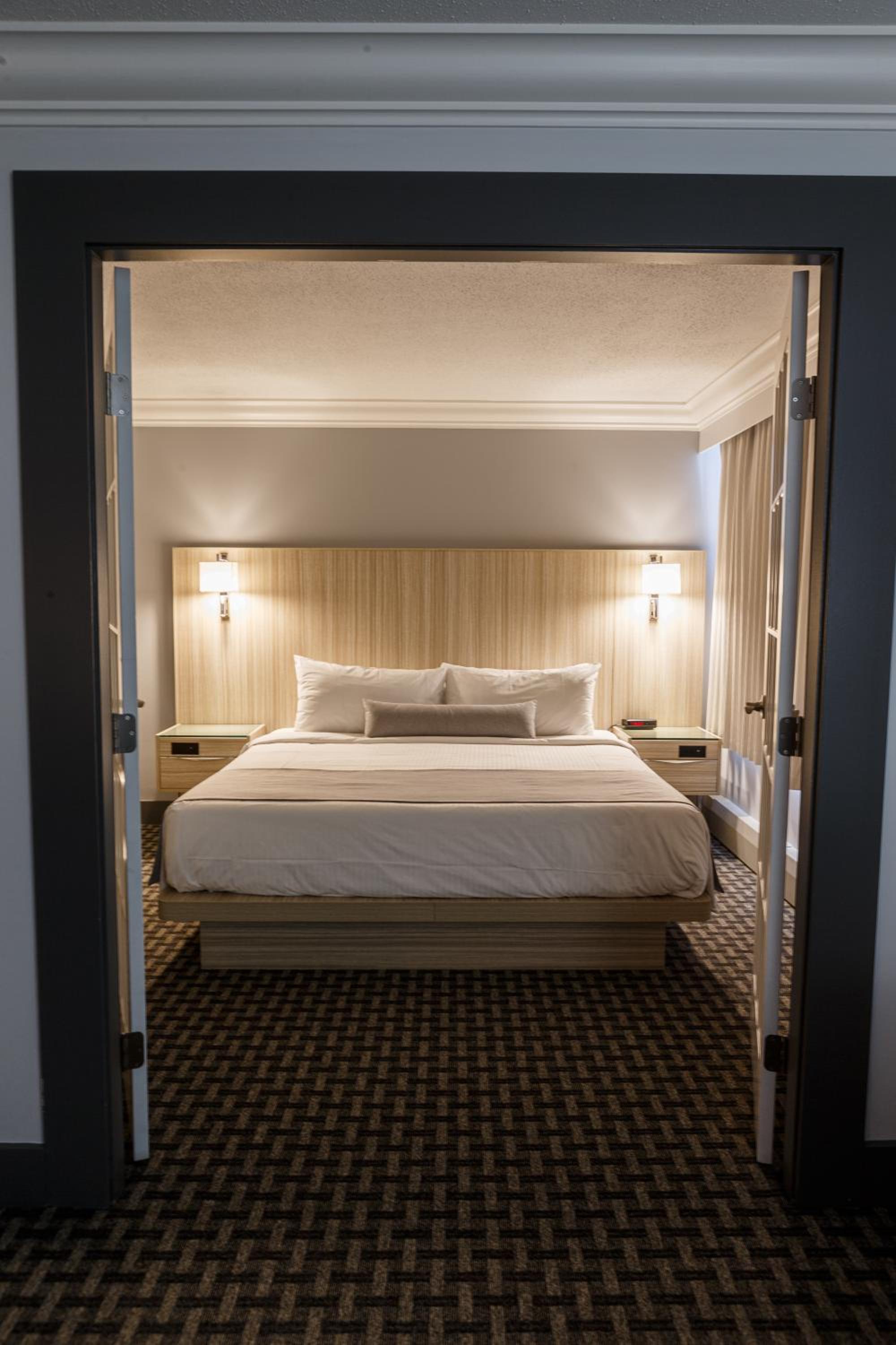 Executive Suite - Photo 15