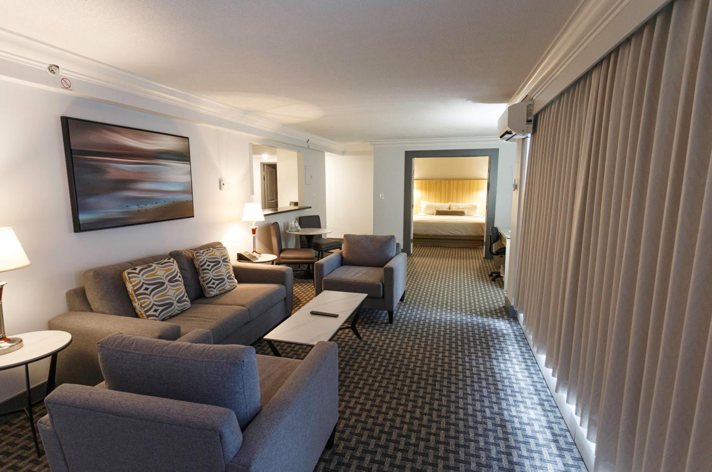 Executive Suite - Photo 2