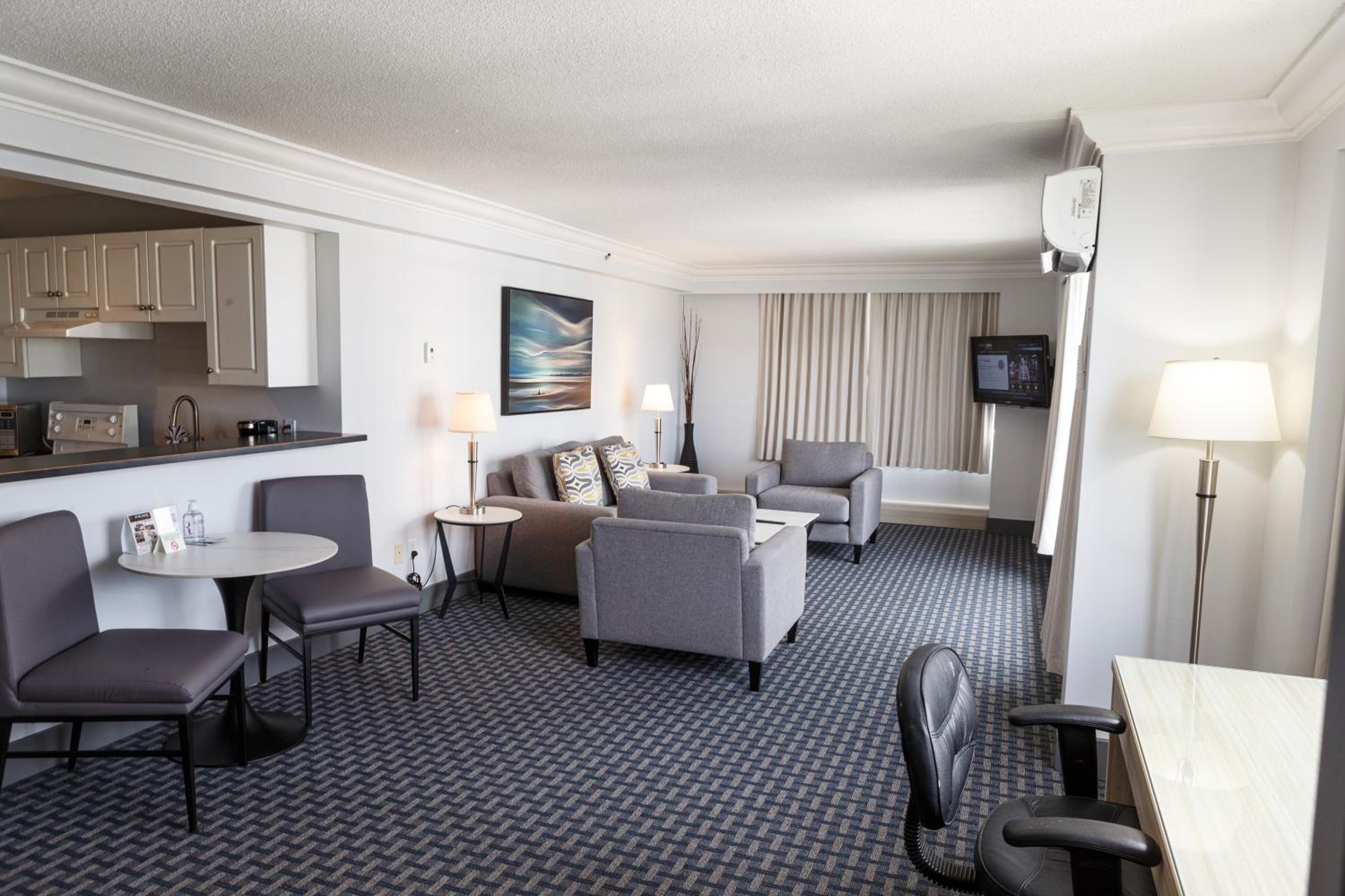 Executive Suite - Photo 14