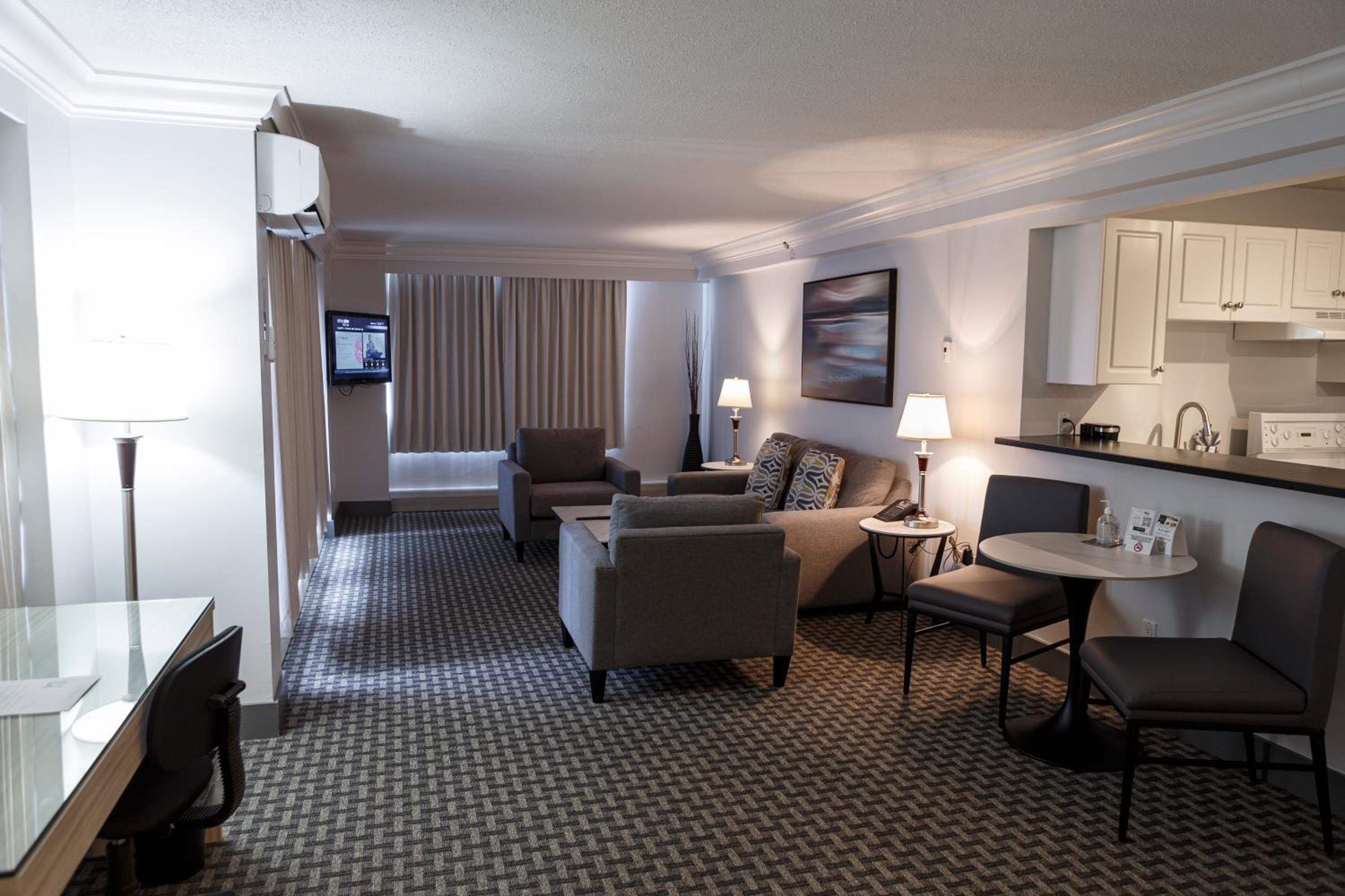 Executive Suite - Photo 10