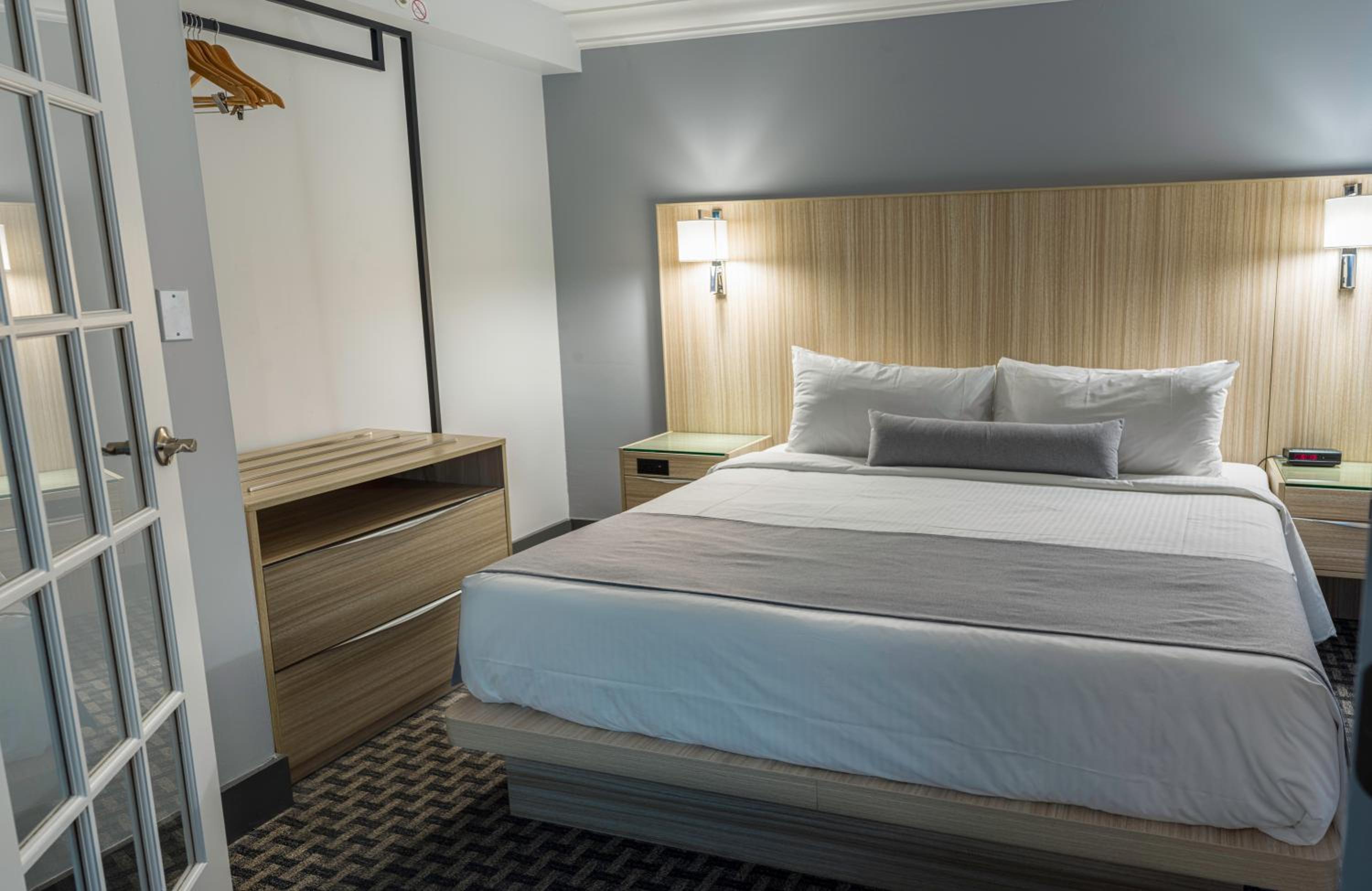Executive Suite - Photo 9