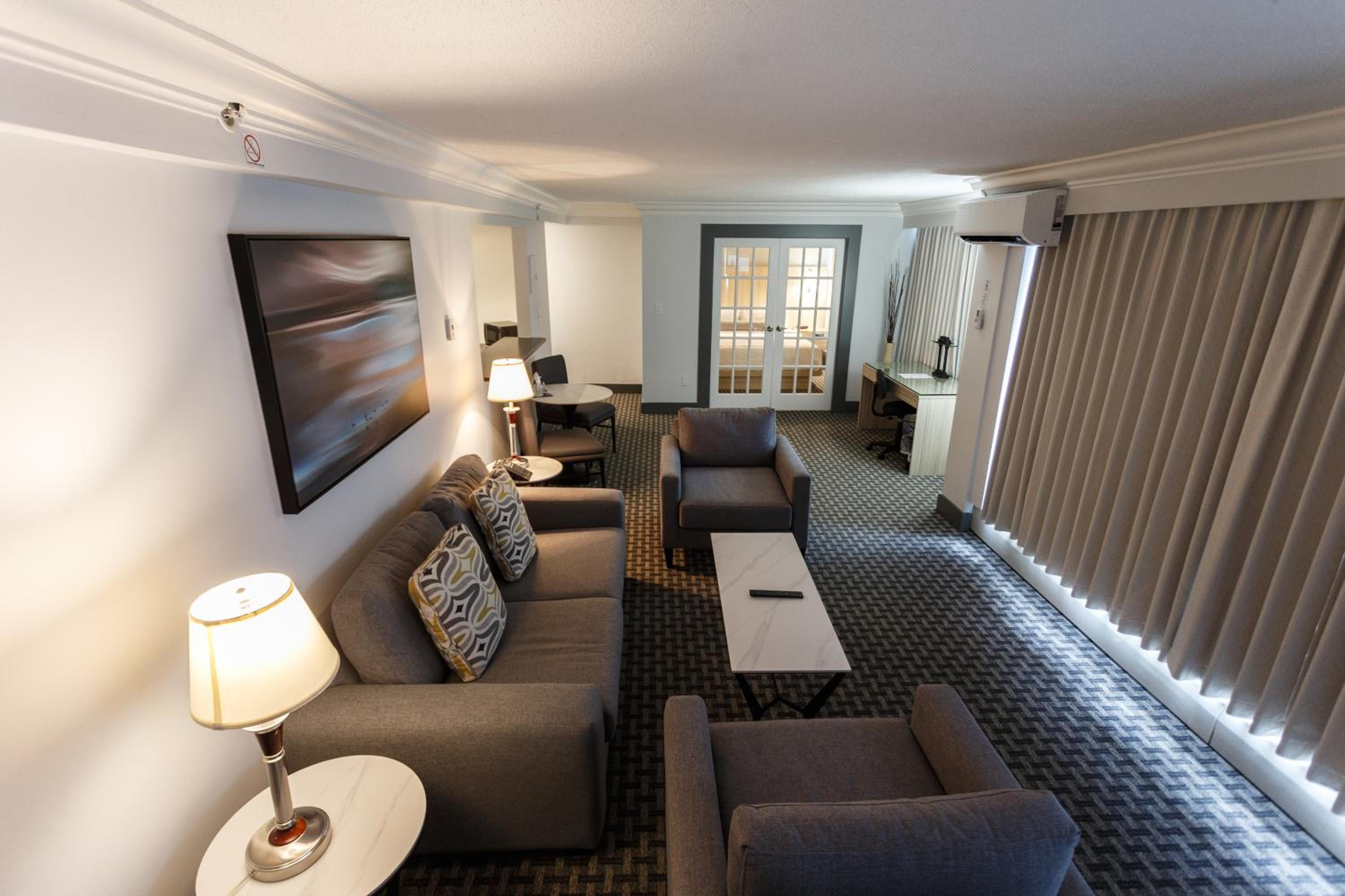 Executive Suite - Photo 8