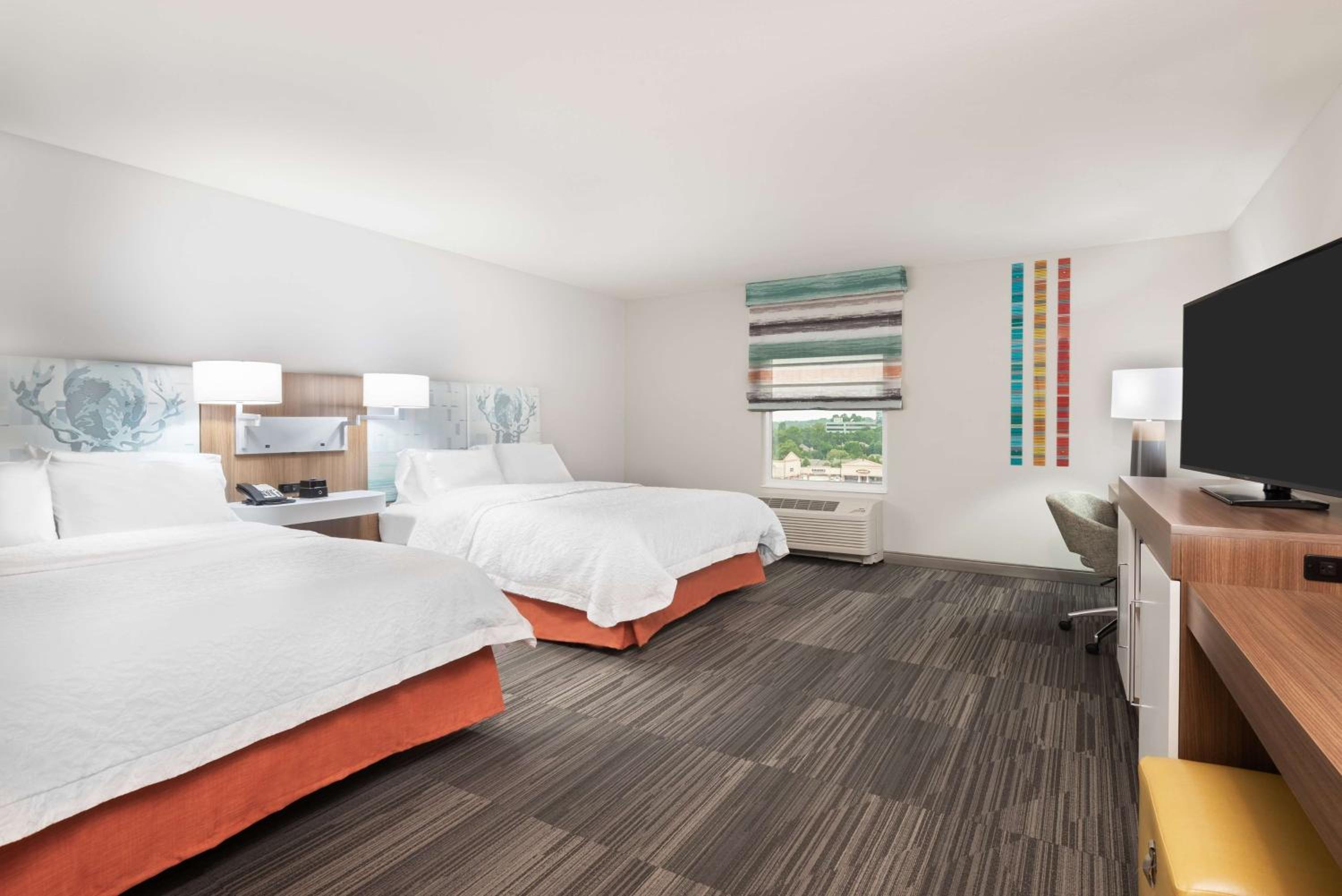Queen Room with Two Queen Beds - Mobility Access/Non-Smoking photo 3