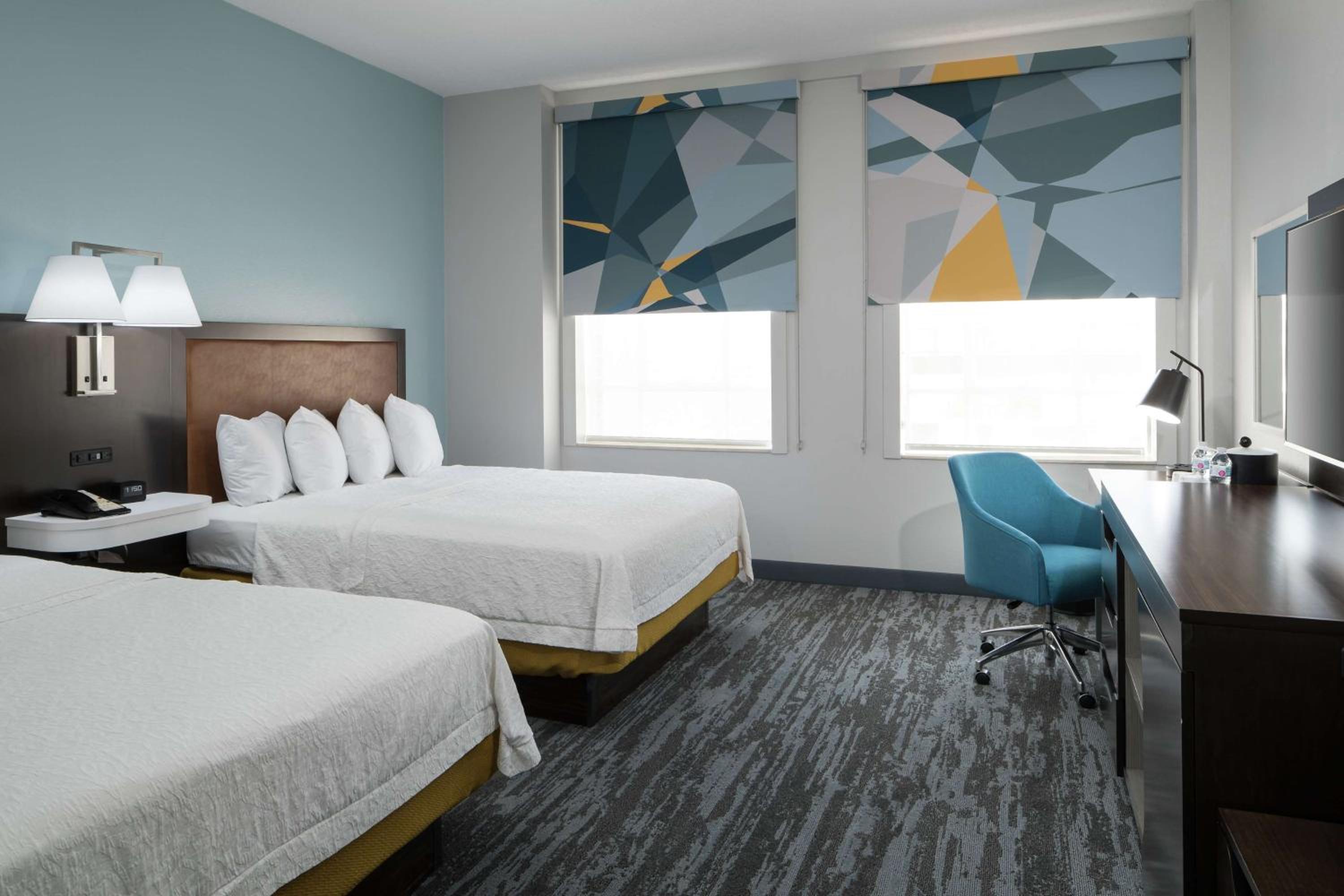 Room with Two Queen Beds - Non-Smoking - Photo 3
