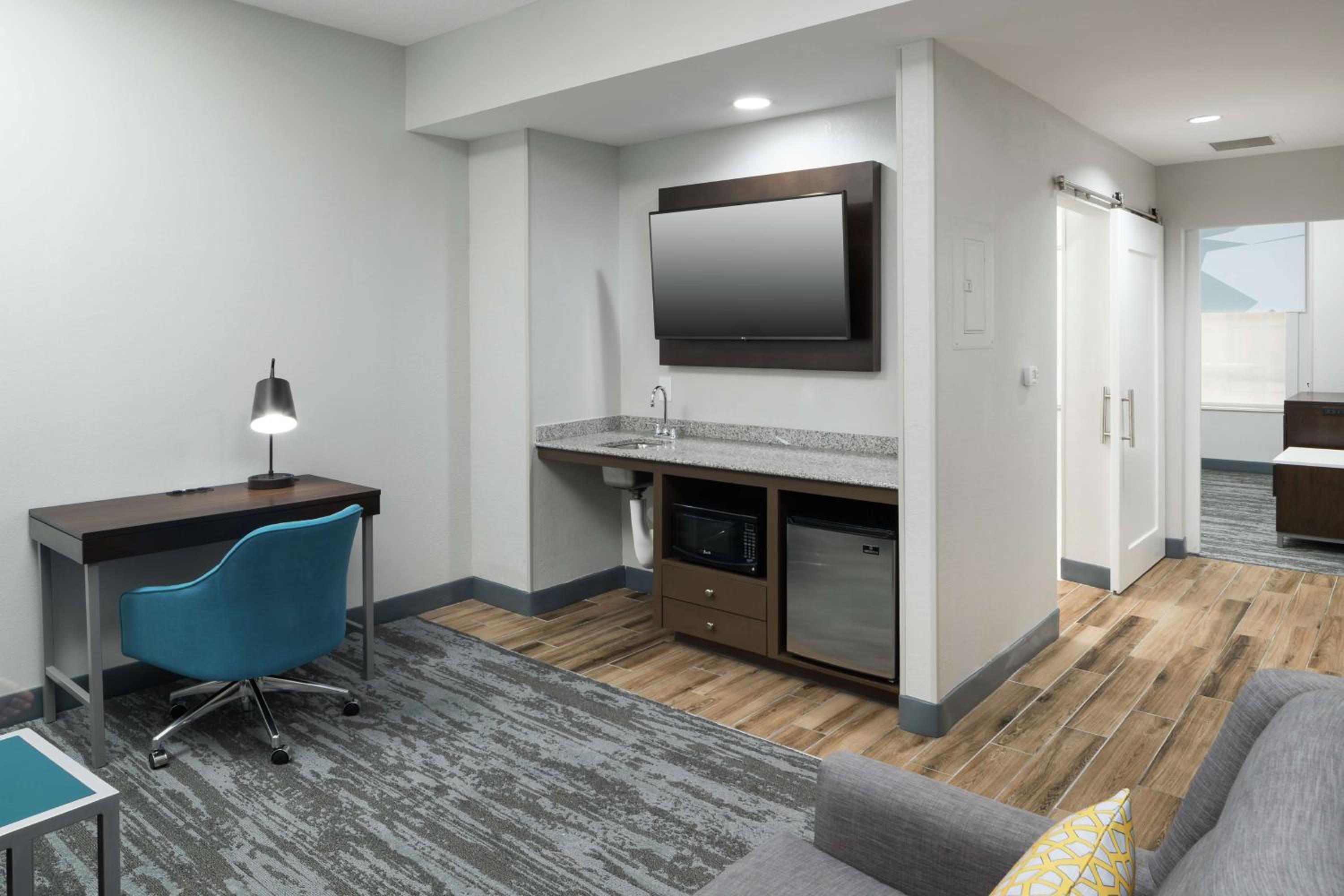 King Suite with Roll-In Shower - Mobility Accessible/Non-Smoking - Photo 4