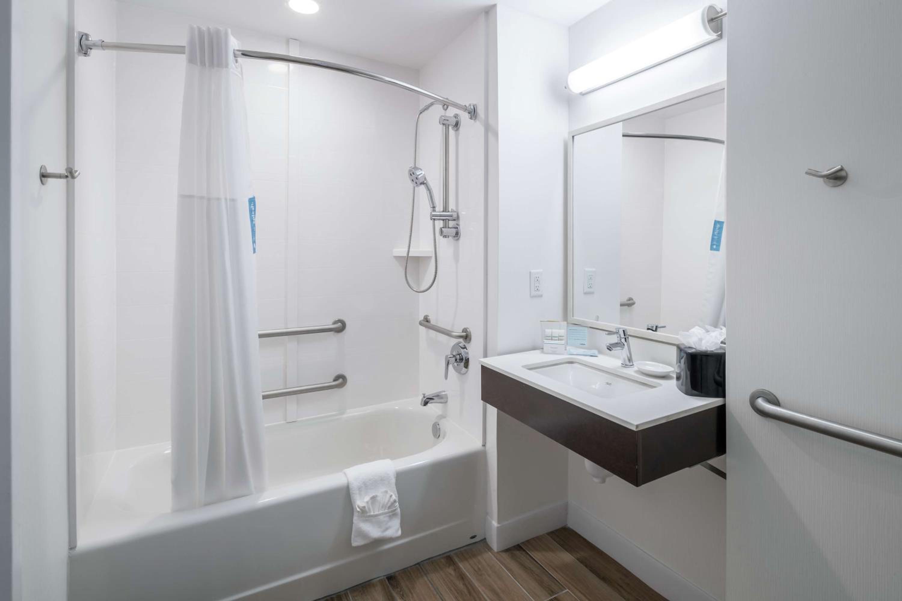 Double Room with Bath Tub - Mobility Access/Non-Smoking - Photo 3