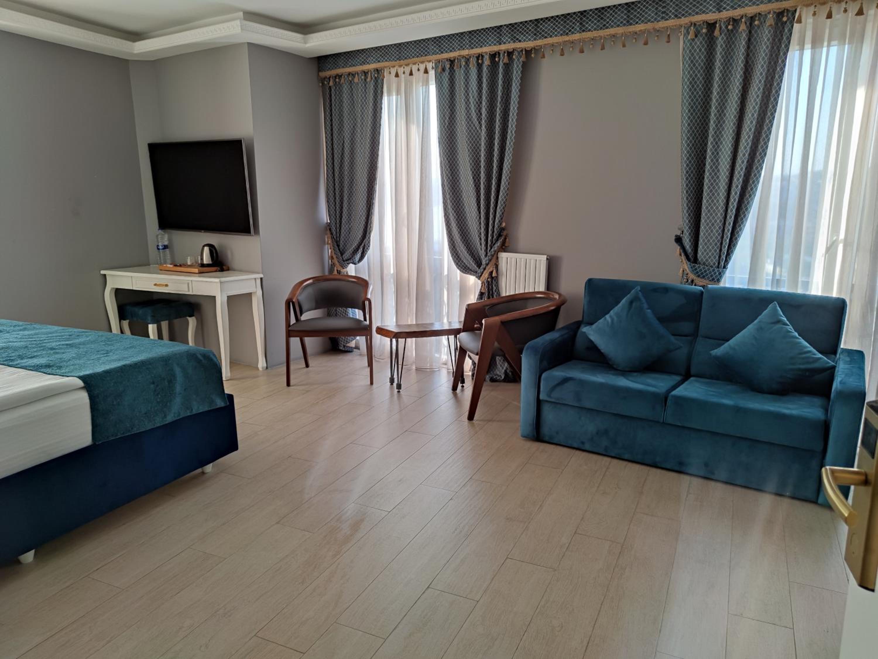 Deluxe Suite with Sea View photo 3