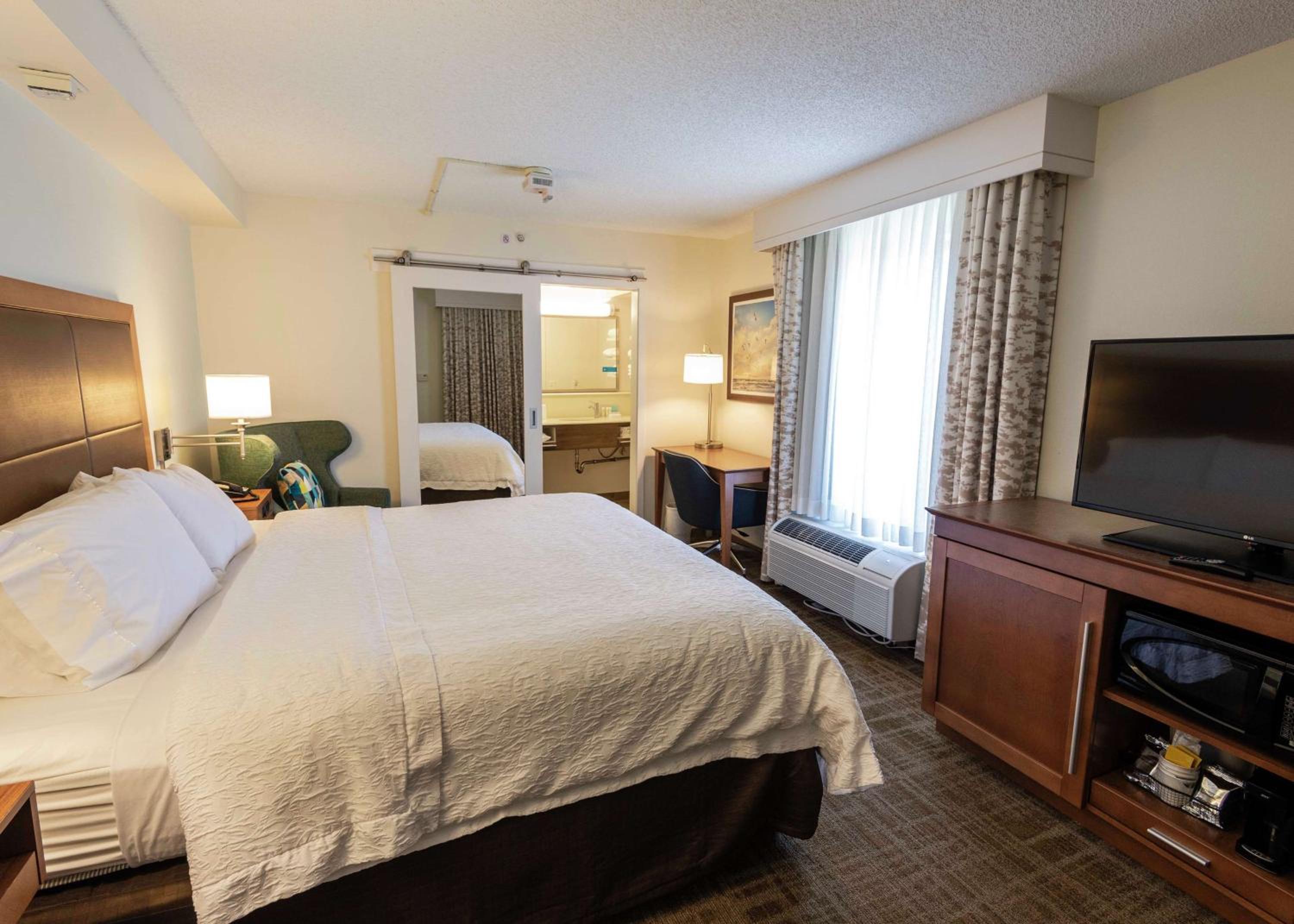 King Room - Non-Smoking - Photo 5
