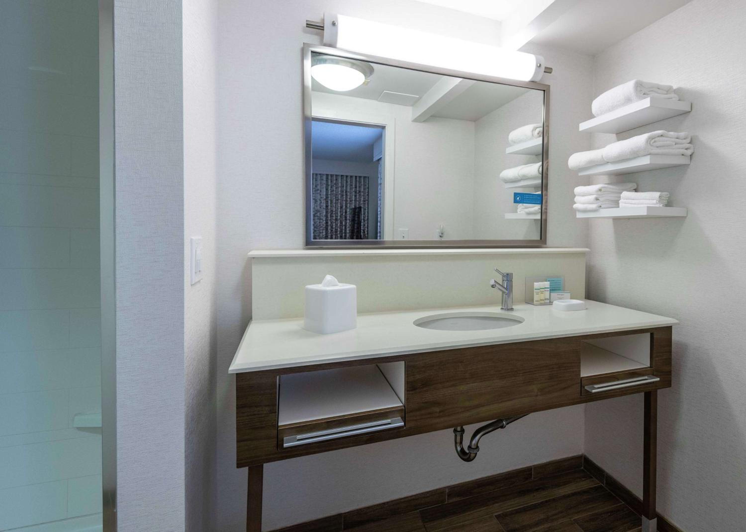 King Room - Non-Smoking - Photo 3
