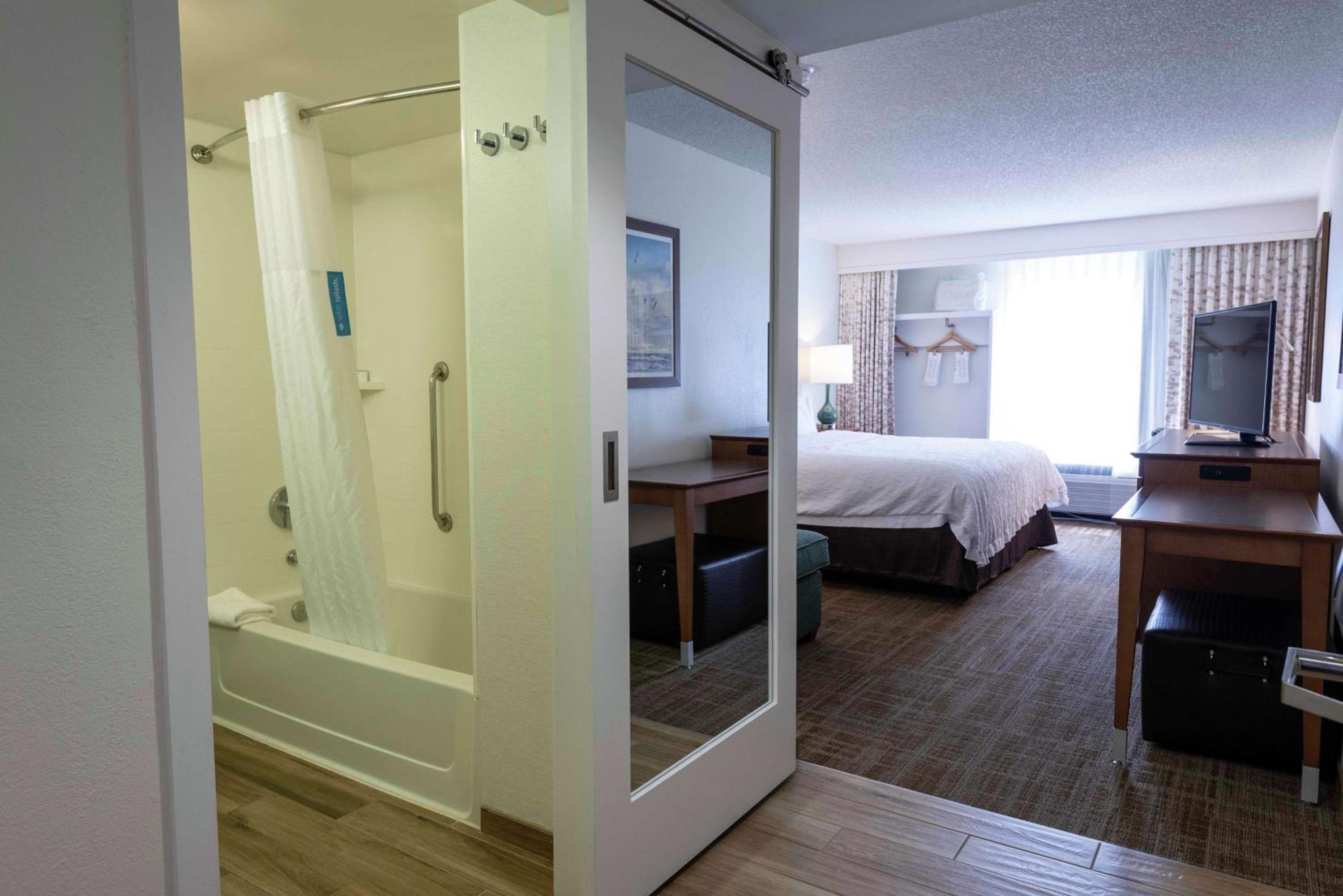 King Room - Non-Smoking photo 2