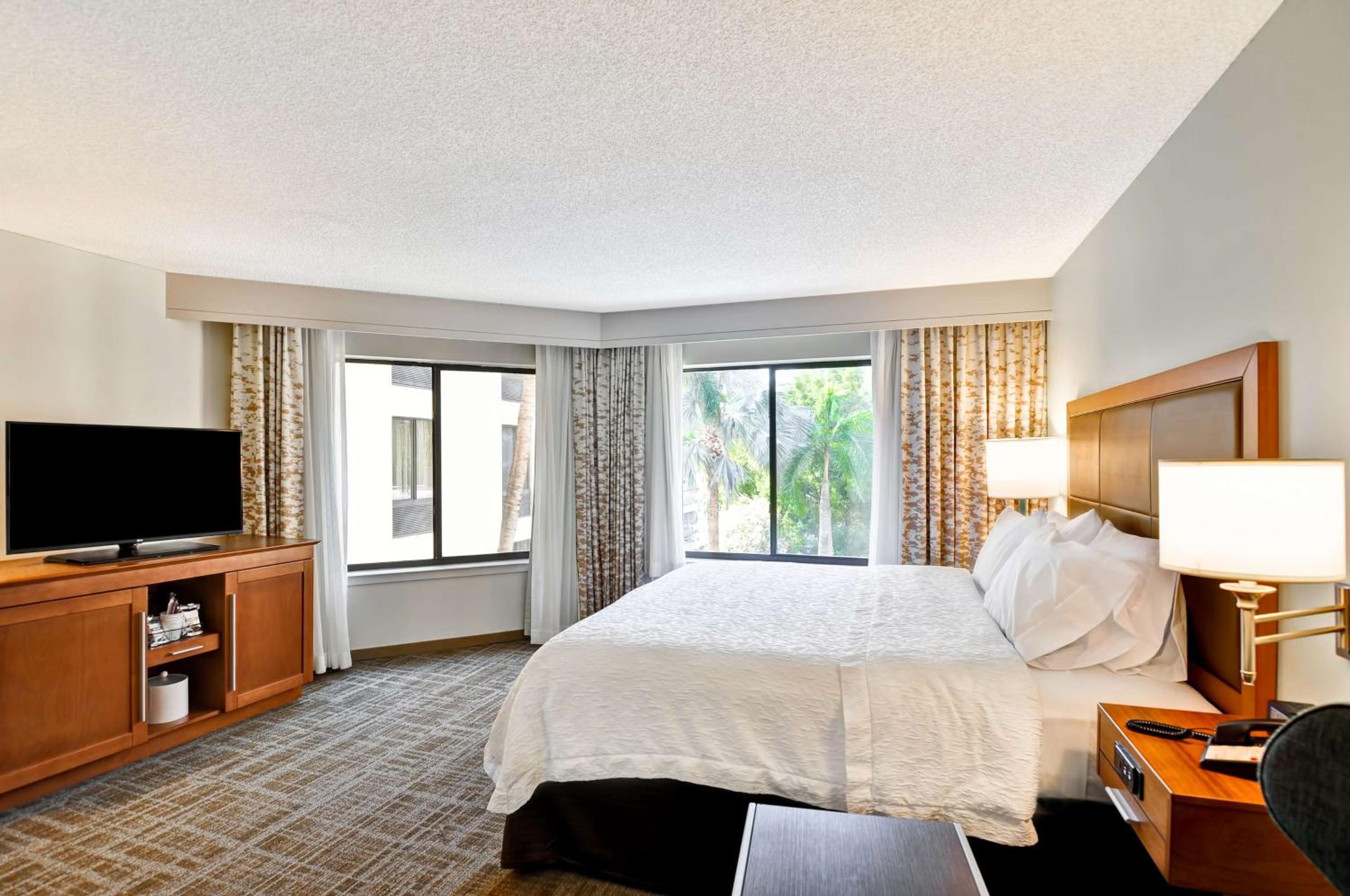 King Room with Pool View - Non-Smoking - Photo 3