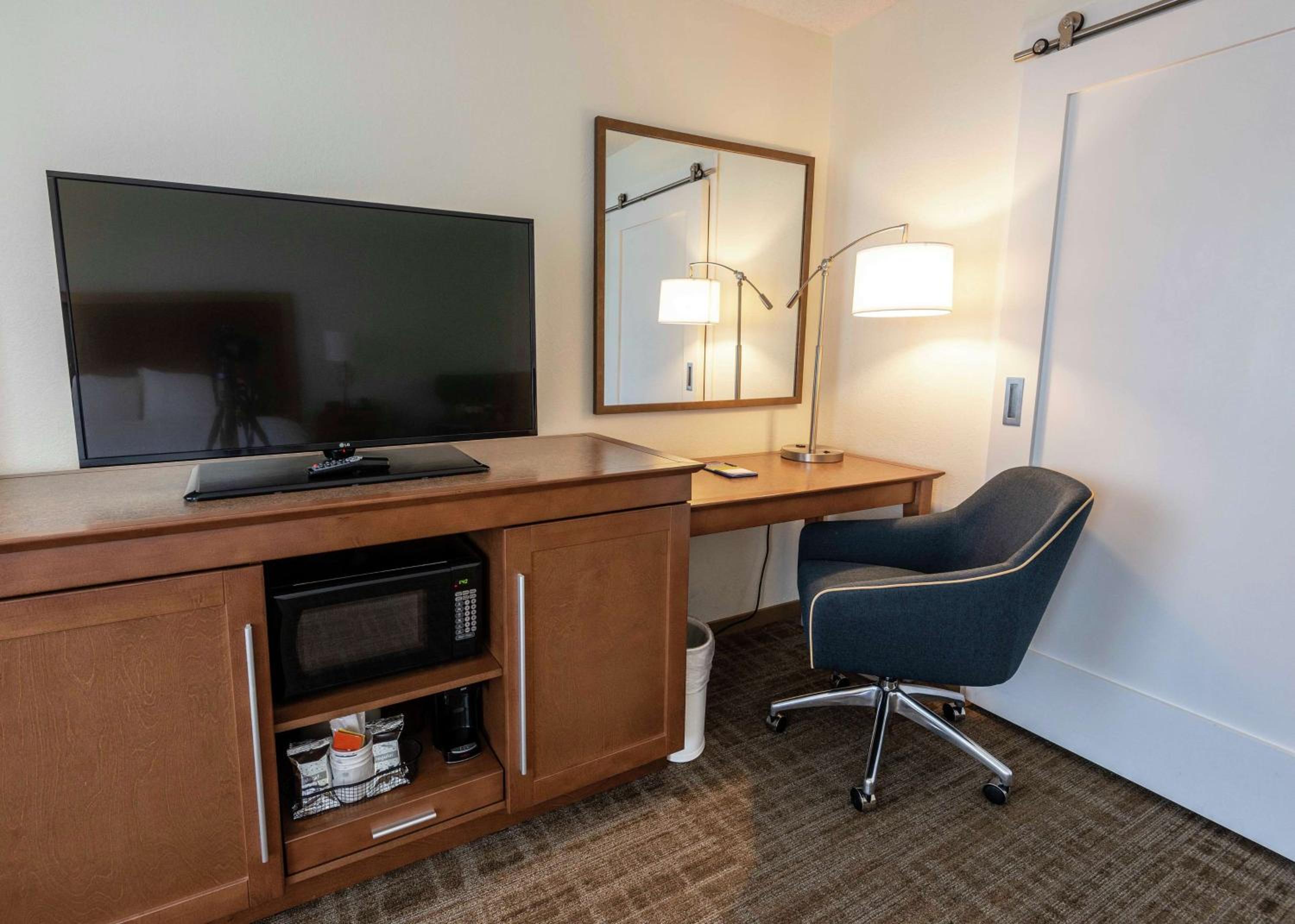King Room with Pool View - Non-Smoking - Photo 5