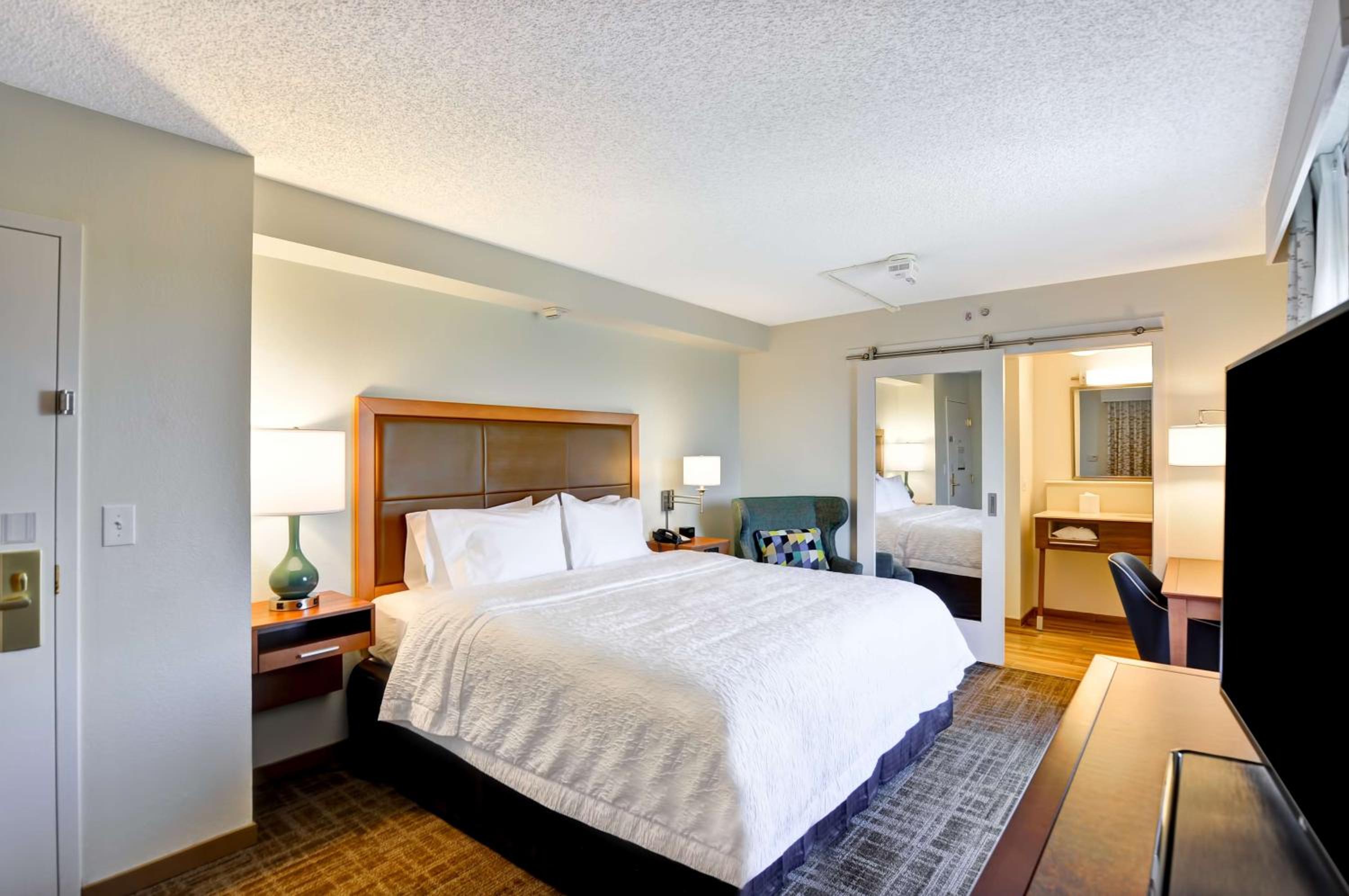 King Room - Non-Smoking - Photo 2