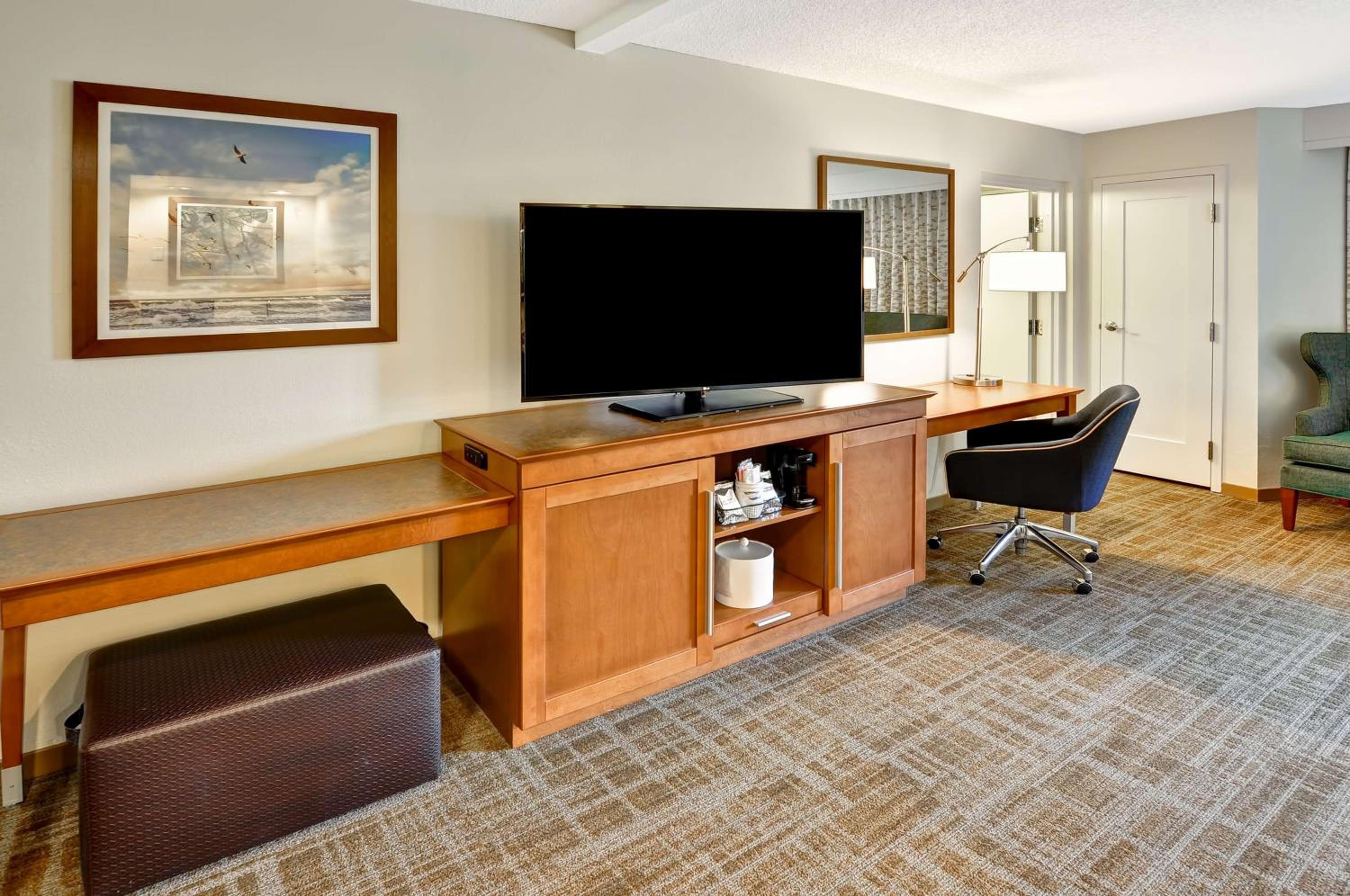 One-Bedroom King Suite with Sofa Bed - Non-Smoking - Photo 5
