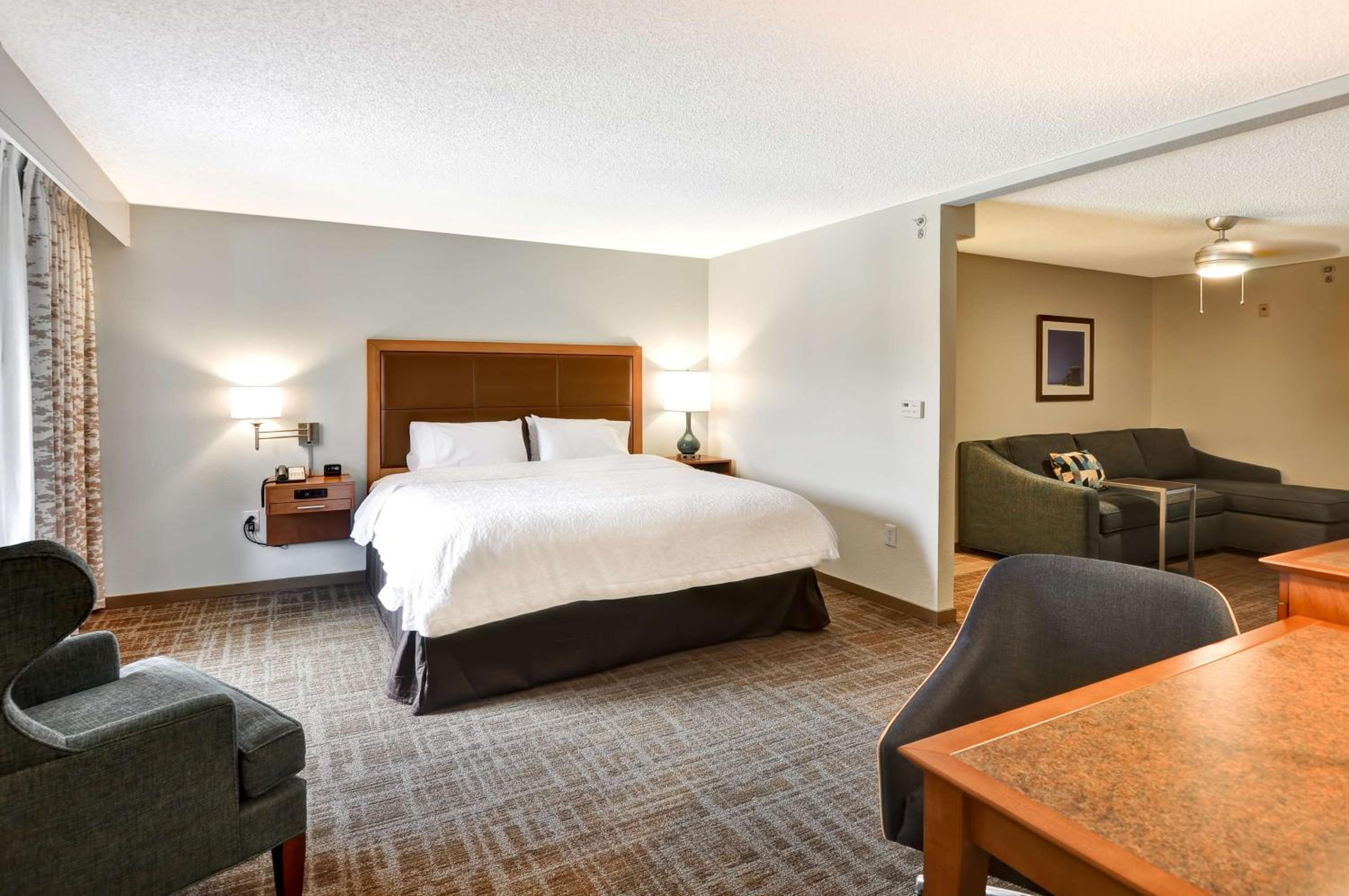 One-Bedroom King Suite with Sofa Bed - Non-Smoking - Photo 4