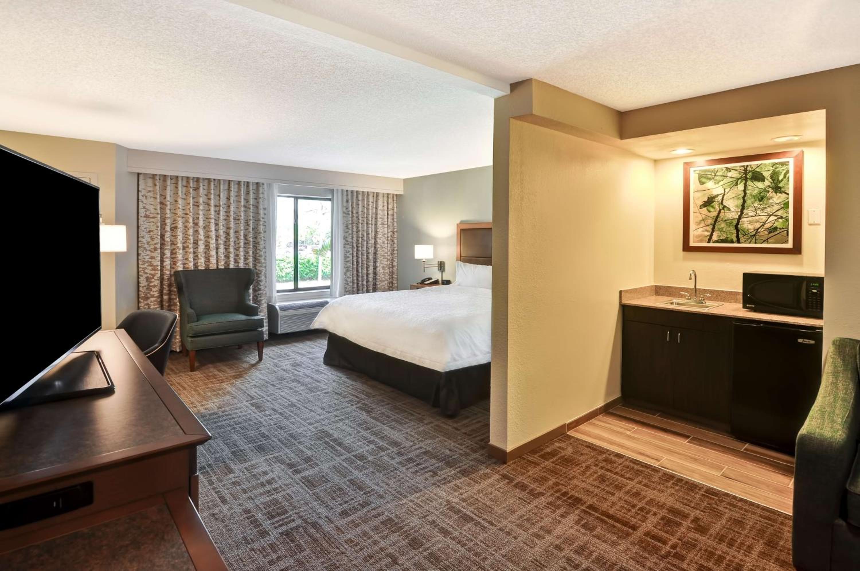 One-Bedroom King Suite with Sofa Bed - Non-Smoking - Photo 3