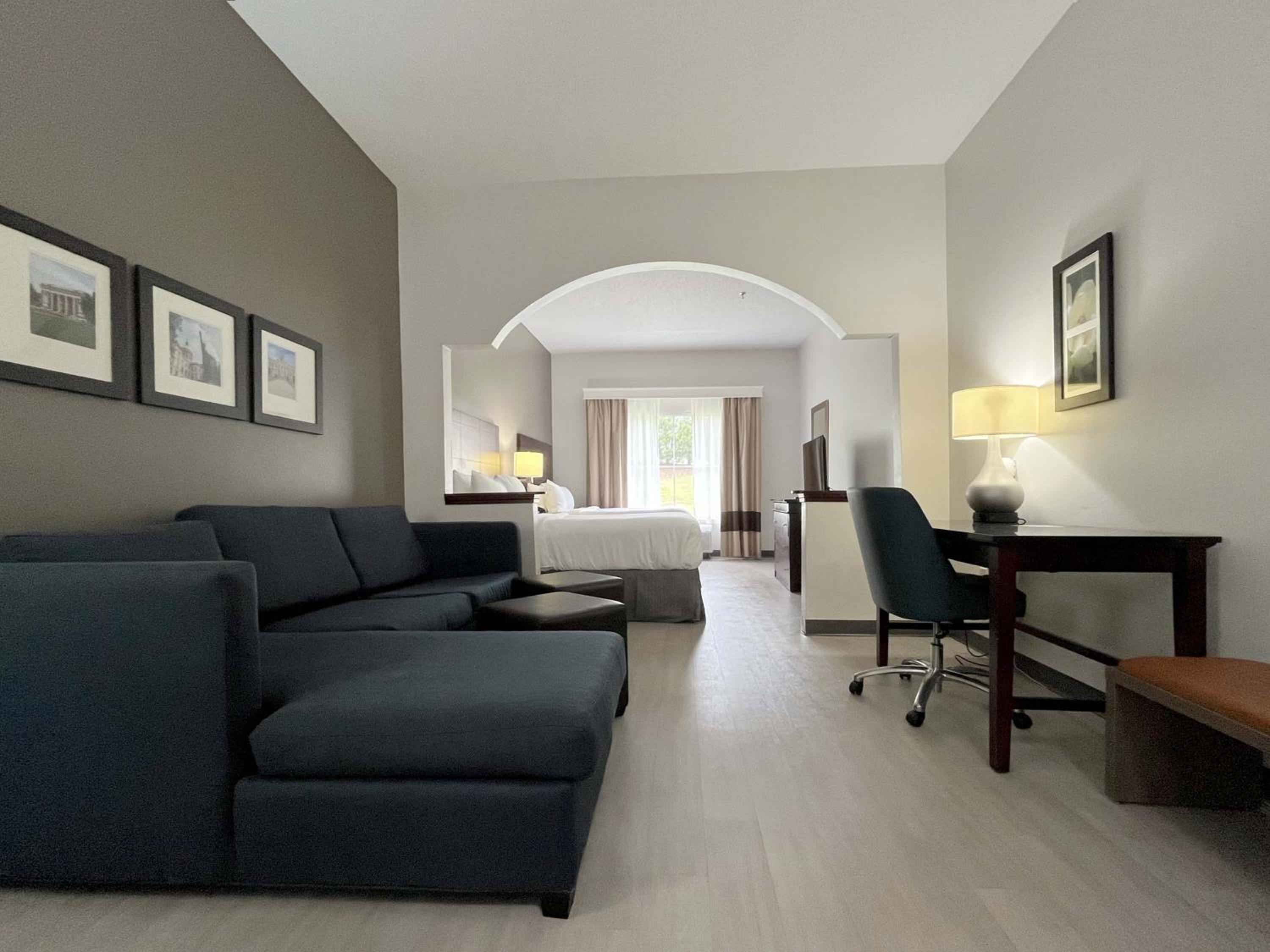 Queen Suite with Two Queen Beds - Non-Smoking - Photo 1