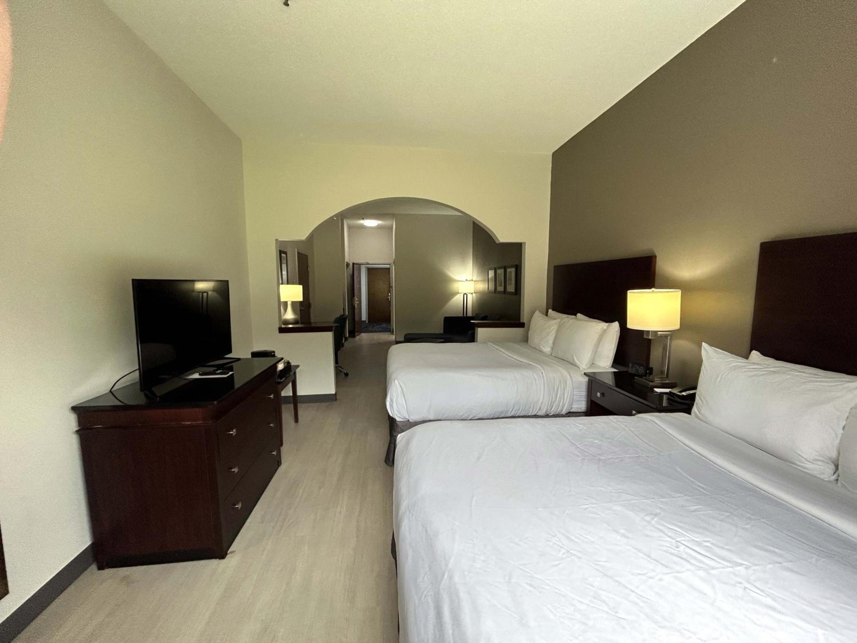Queen Suite with Two Queen Beds - Non-Smoking - Photo 3