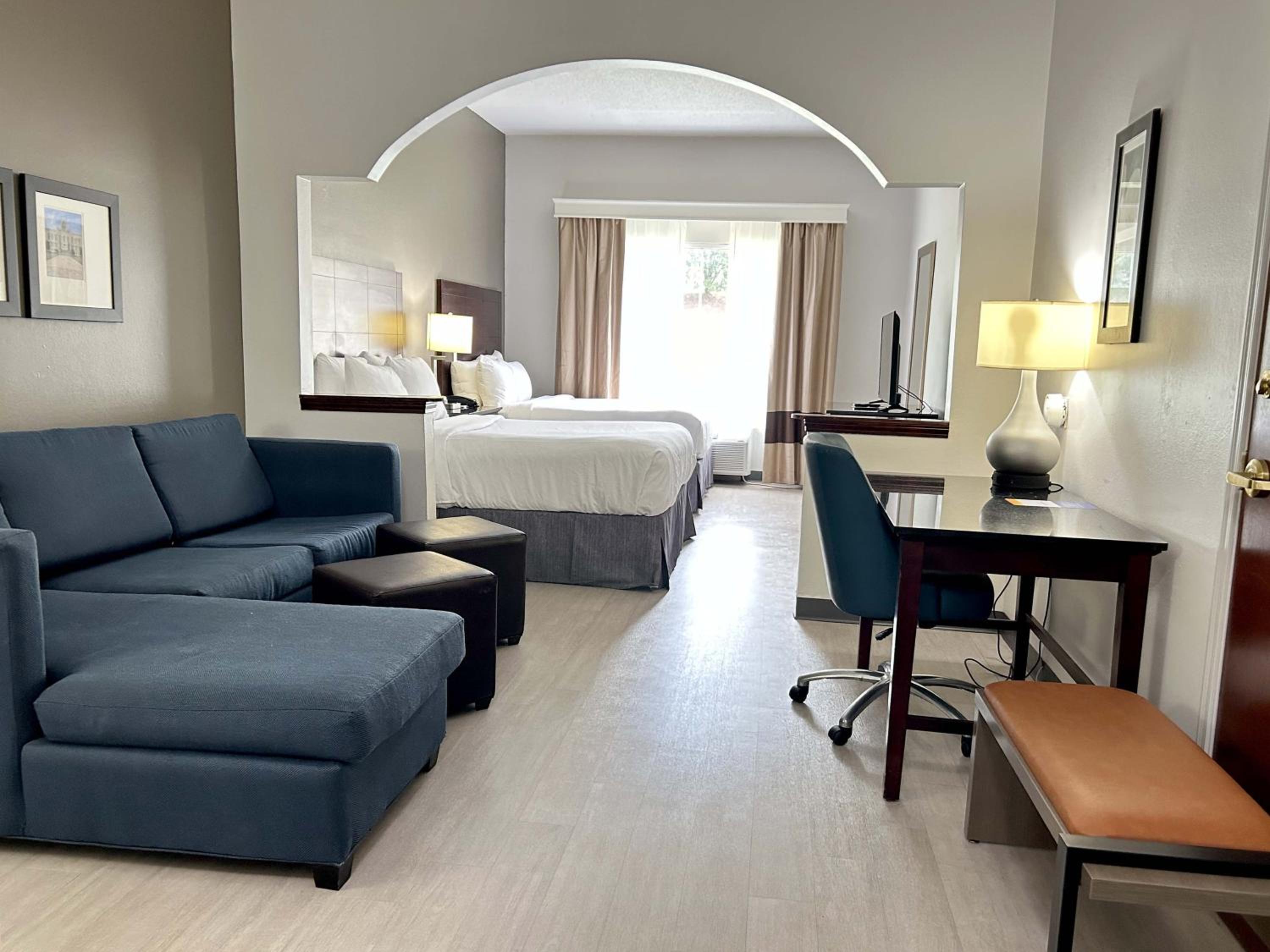 Queen Suite with Two Queen Beds - Non-Smoking - Photo 2