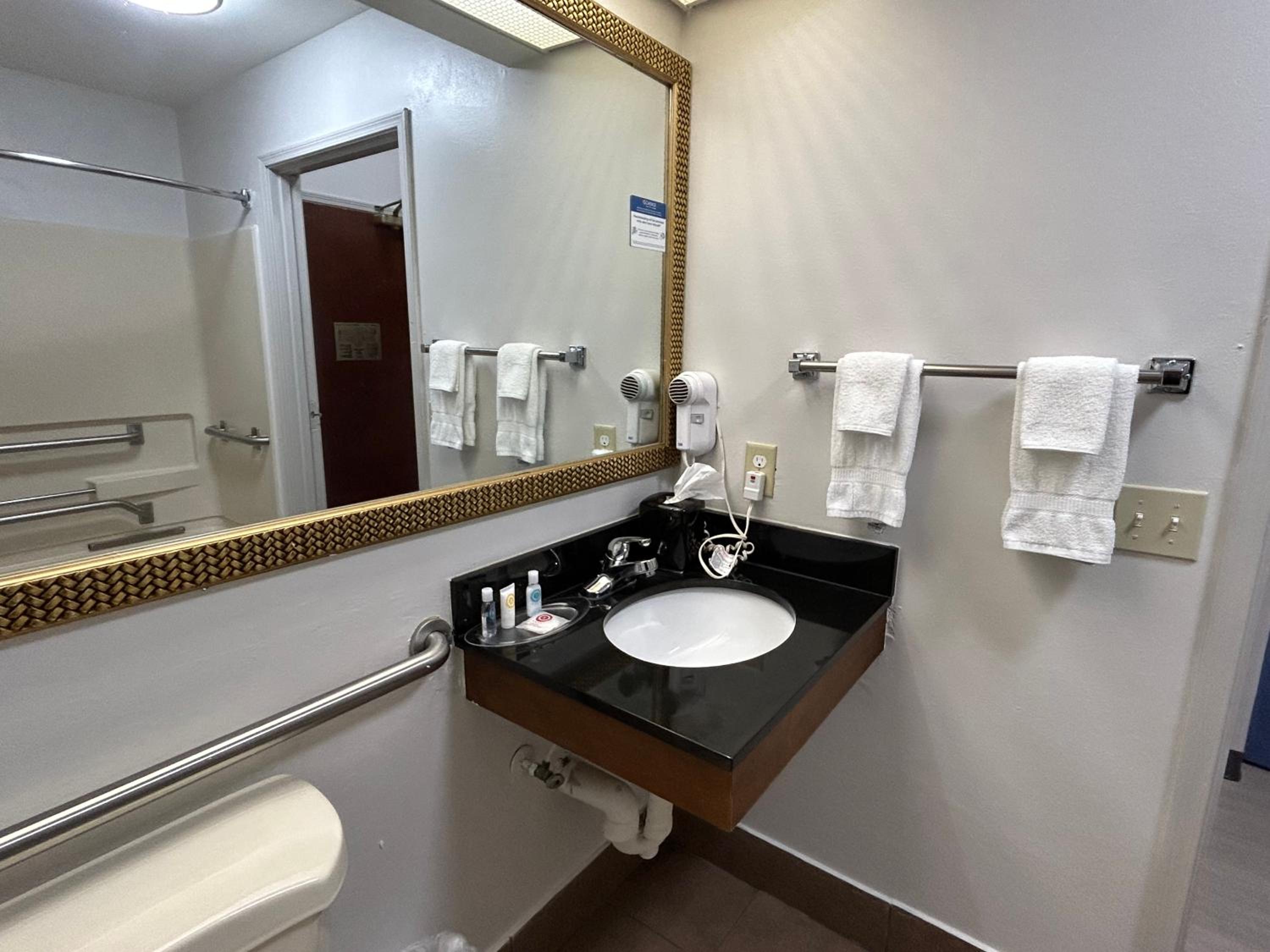 King Suite - Disability Access/Non-Smoking - Photo 3