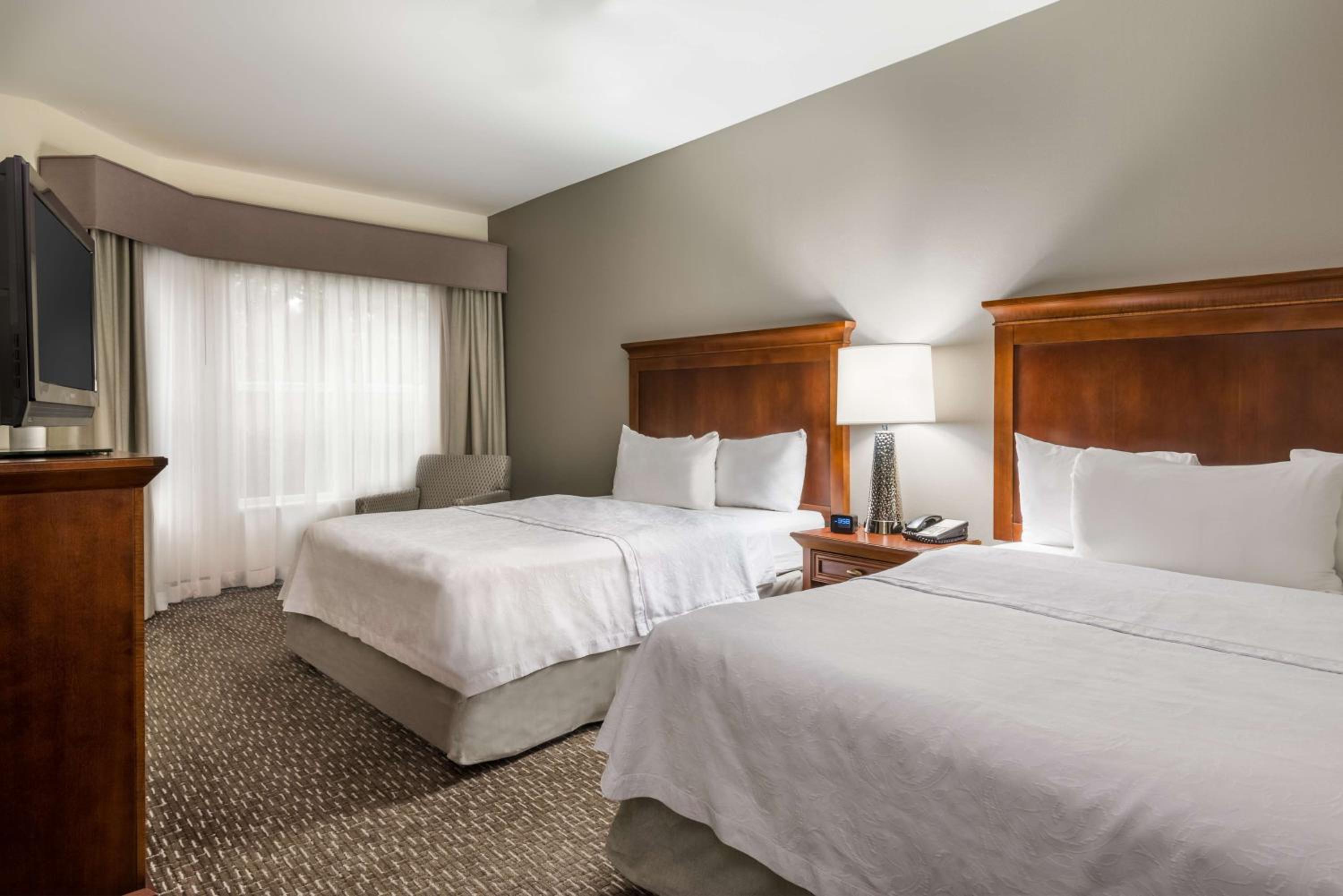 One-Bedroom Queen Suite with Two Queen Beds - Non-Smoking - Photo 2